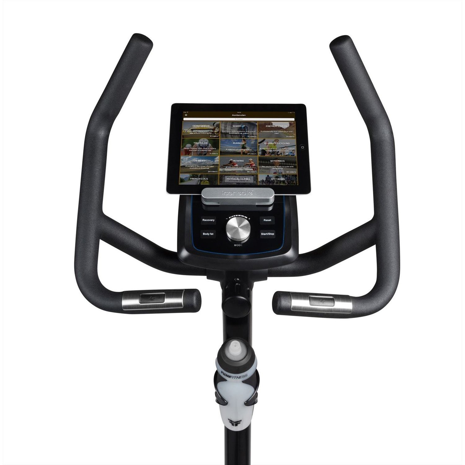 Heimtrainer mit Tablet, das Trainingsoptionen anzeigt. Schwarze Lenker und Konsole. Wasserflasche befestigt. Weißer Hintergrund.