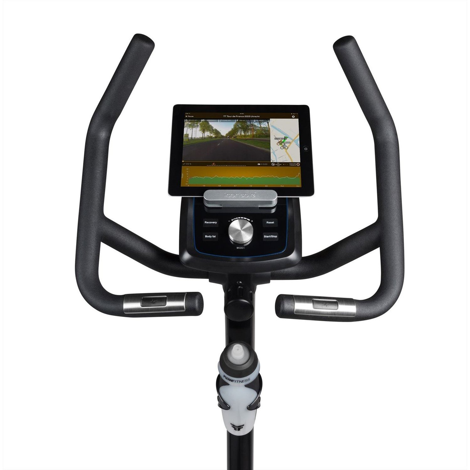 Heimtrainer mit Tablet, das eine Straßenszene anzeigt. Merkmale: Lenker, Konsole, Flaschenhalter und Display.