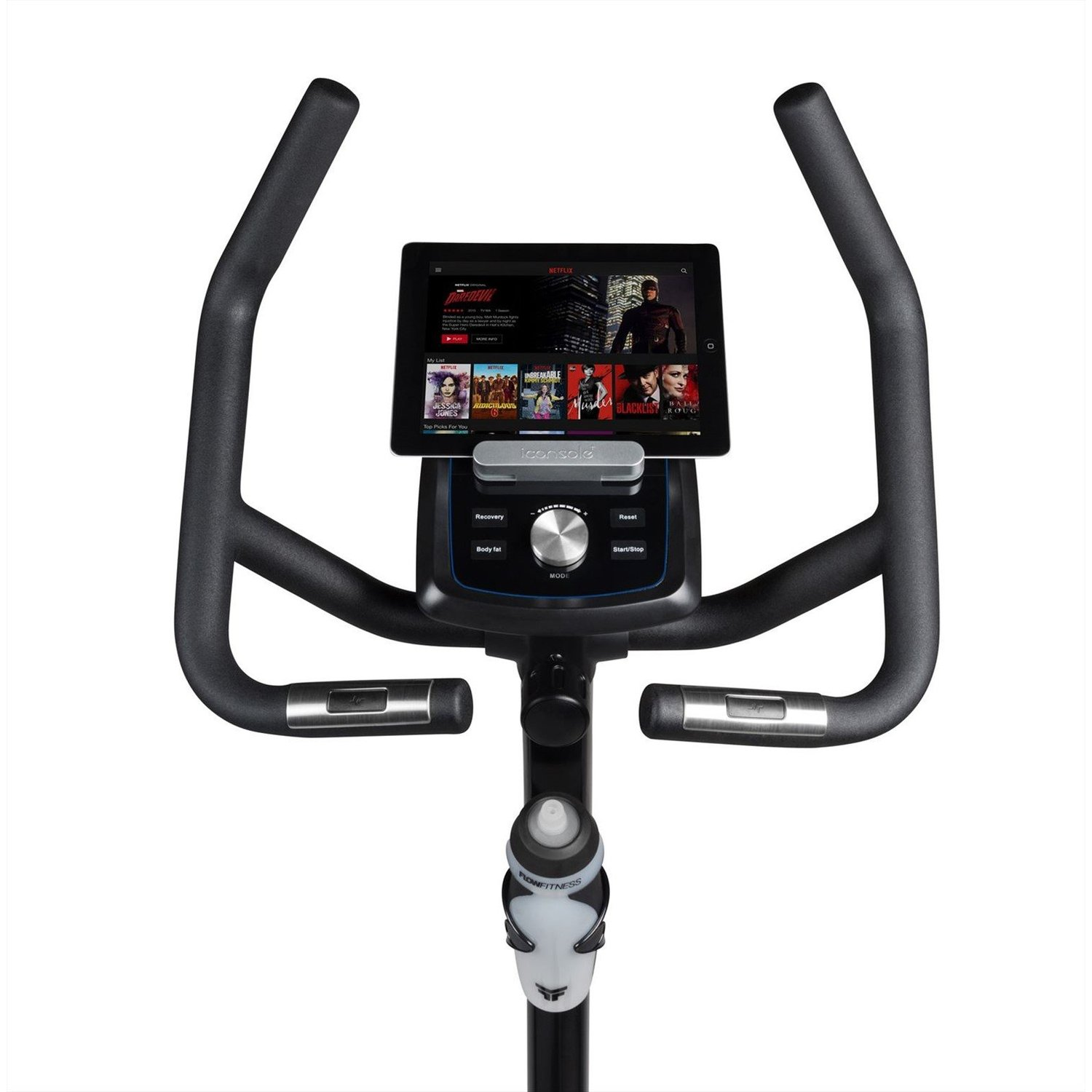 Heimtrainer mit Tablet, auf dem Netflix angezeigt wird, Wasserflasche und Konsole. Schwarzer Rahmen, silberne Akzente und weißer Hintergrund.