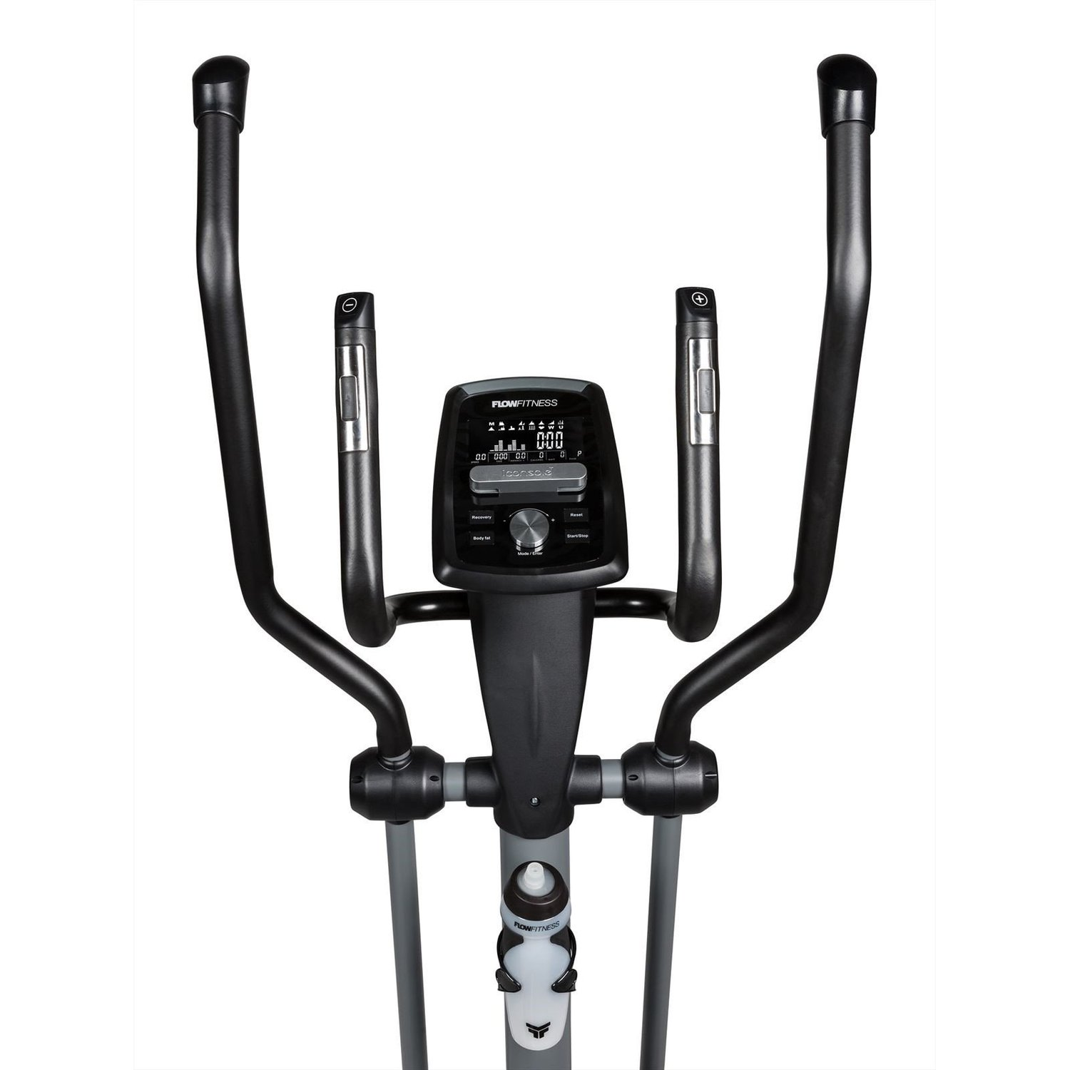 Ellipsentrainer mit schwarzen Griffen und Display. Eine Wasserflasche ist sichtbar. Der Markenname ist Flow Fitness.