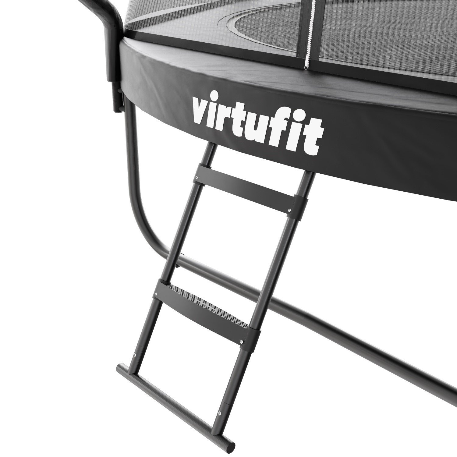 Nahaufnahme eines schwarzen VirtuFit-Trampolins. Die Leiter ist im Vordergrund, der Markenname ist sichtbar.