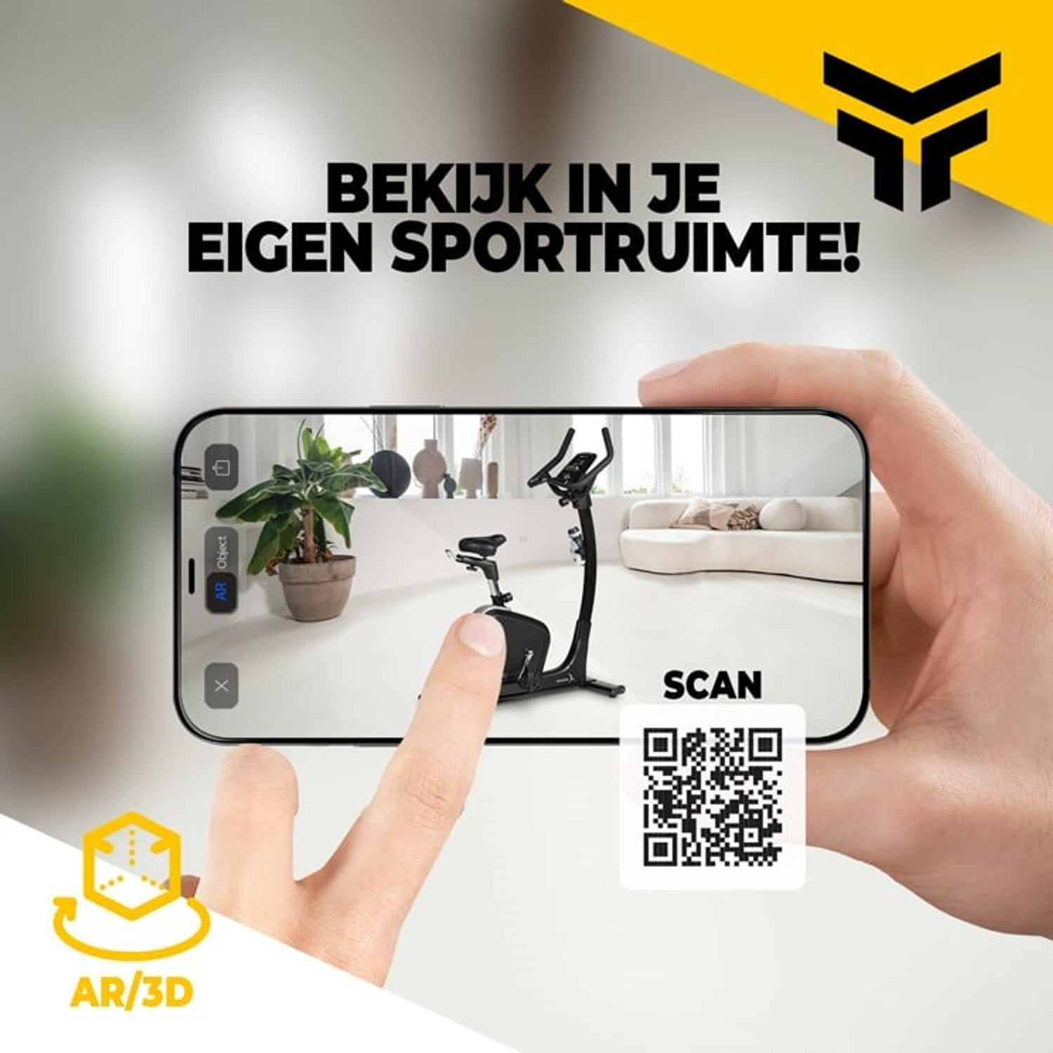 Eine Hand hält ein Telefon, das ein stationäres Fahrrad in einem Wohnzimmer zeigt. Text sagt: 'Sehen Sie in Ihrem eigenen Sportraum!' und ein QR-Code ist sichtbar.
