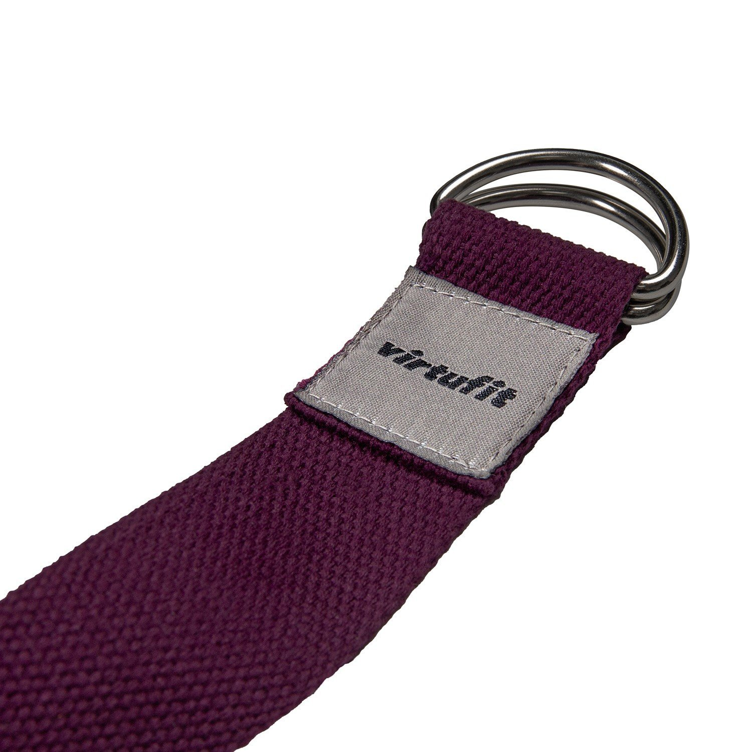 Nahaufnahme eines lila Yogagurts mit zwei silbernen Metallringen. Ein graues Etikett sagt 'virtufit'.