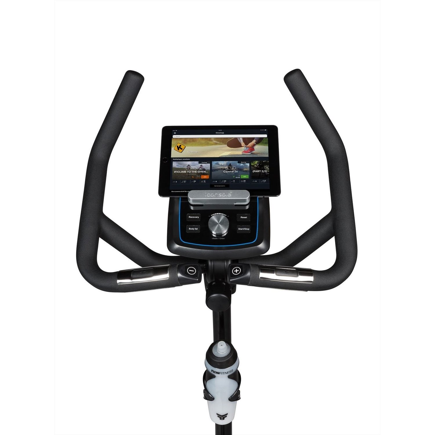 Heimtrainer mit Tablet, das Trainingsvideos anzeigt. Griffe, Konsole mit Knöpfen, Flaschenhalter und eine weiße Wasserflasche.