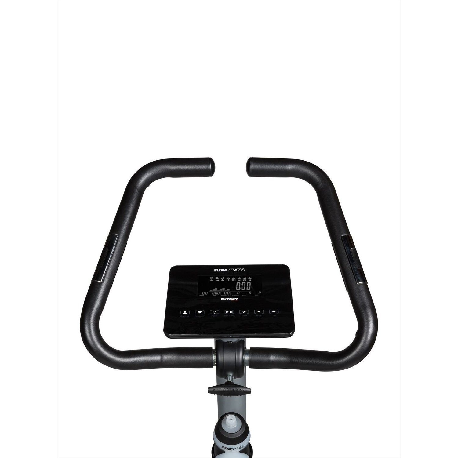 Nahaufnahme des Lenkers und Displays eines Trainingsfahrrads. Das Display zeigt Fitnesswerte. Schwarze Griffe. Weißer Hintergrund.