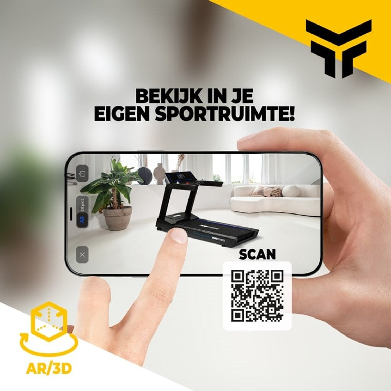 Eine Hand hält ein Handy, das ein Laufband in einem Raum zeigt. Text lautet 'Bekijk in je eigen sportruimte!' QR-Code zum Scannen.