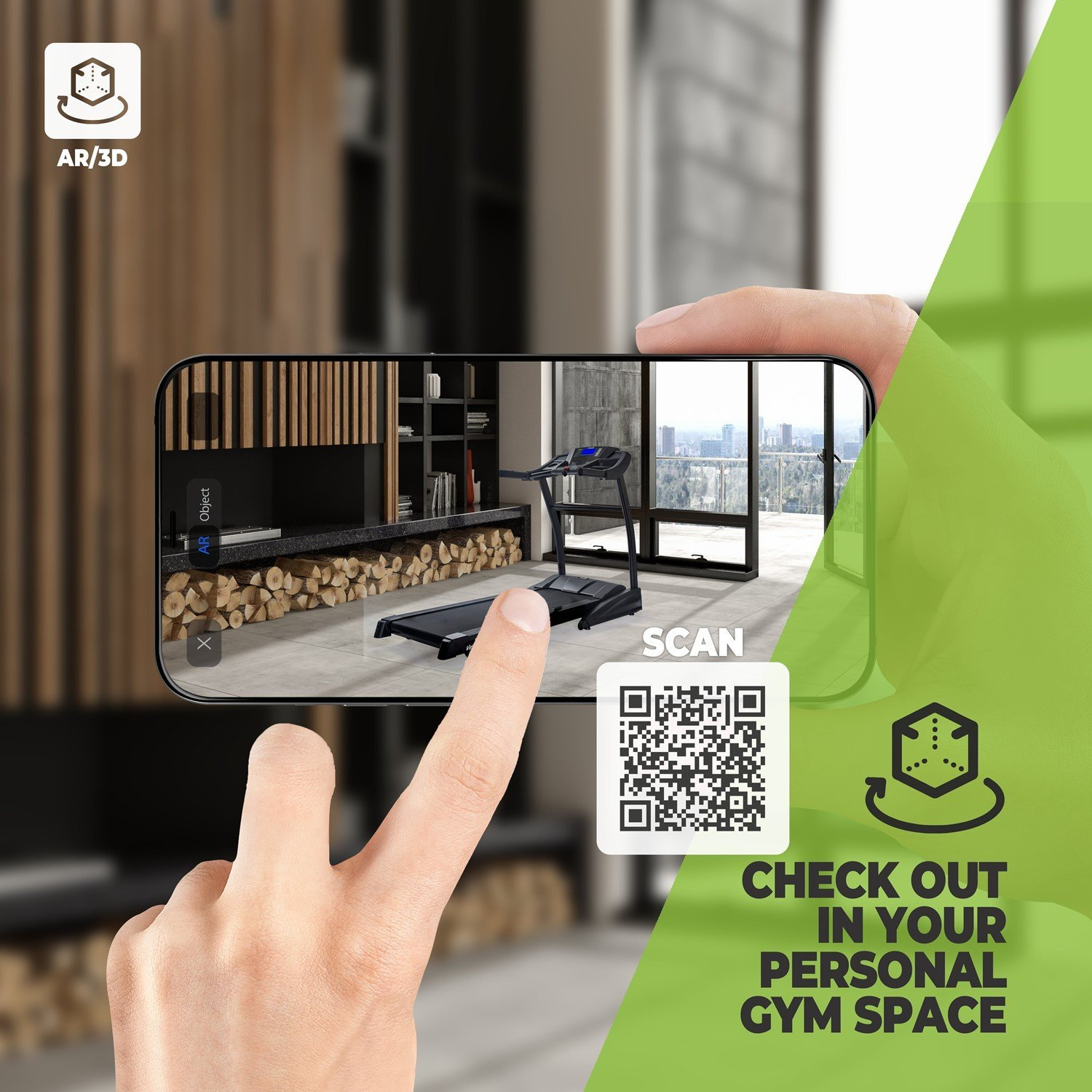 Eine Hand hält ein Telefon, das ein Fitnessstudio mit einem Laufband zeigt. Ein QR-Code zum Scannen und Text: Checken Sie Ihren persönlichen Fitnessraum aus.