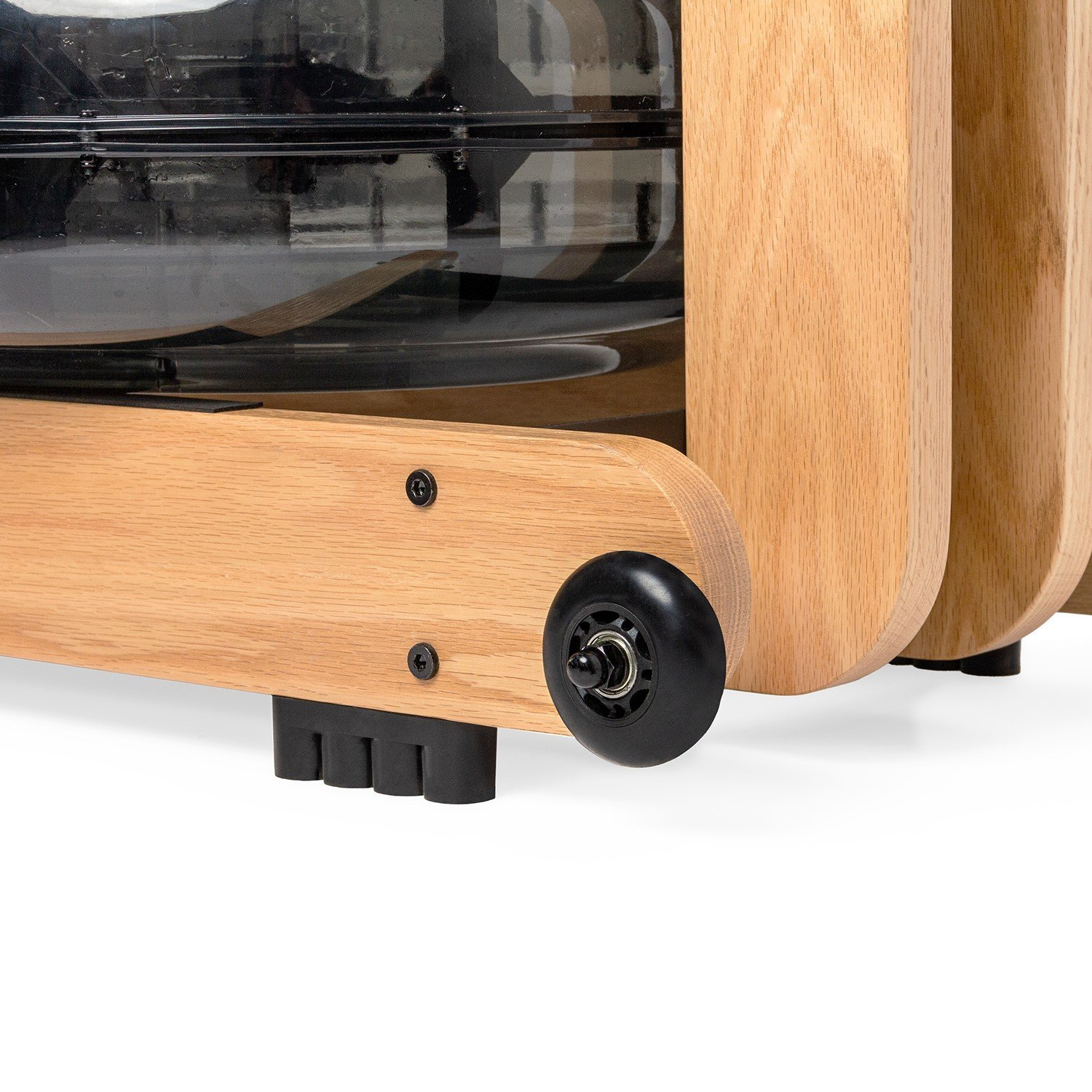 Dettaglio di un vogatore in legno. Ruota nera, viti nere e parti in plastica nera su struttura in legno marrone chiaro.