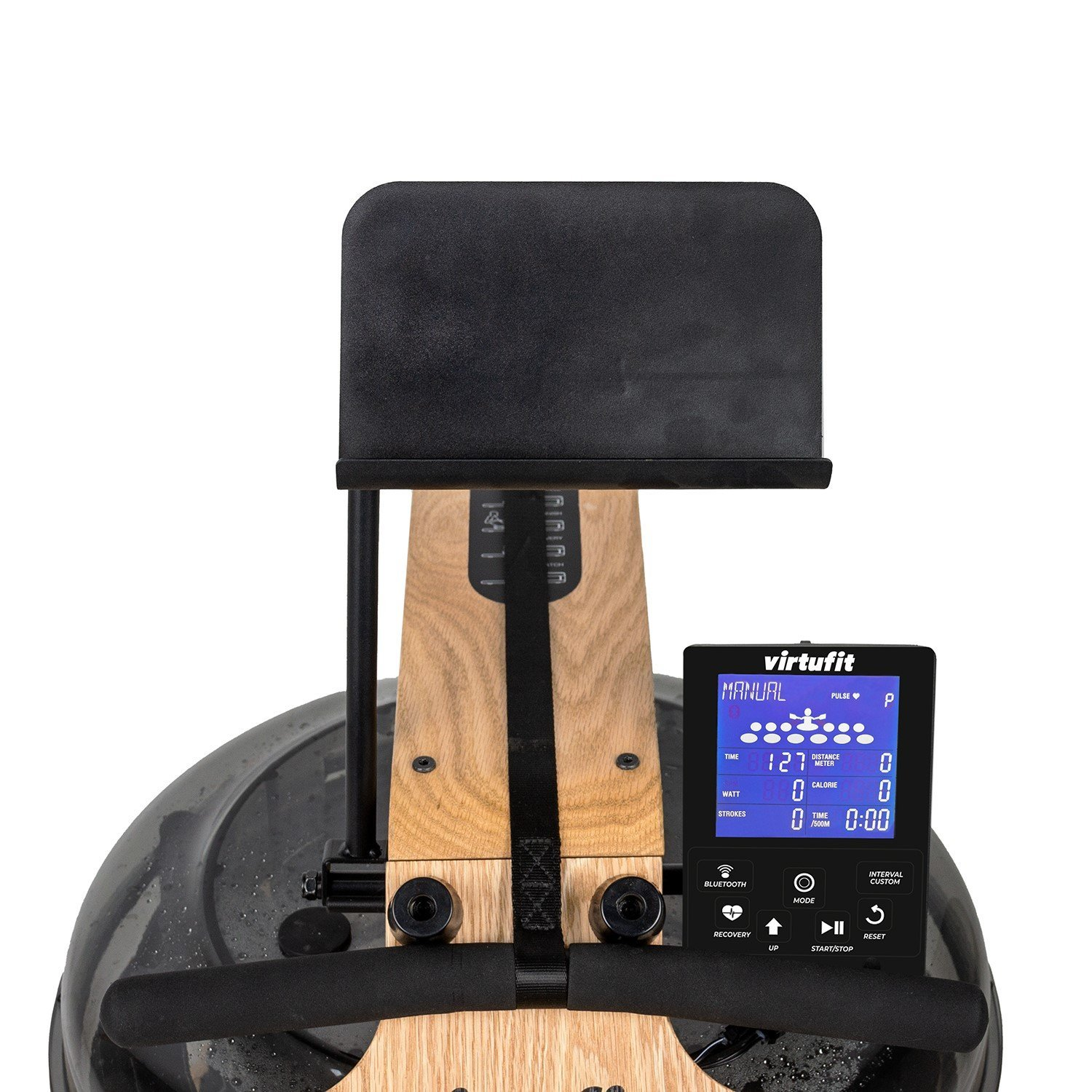 Un vogatore con sedile nero, telaio in legno e display digitale che mostra i dati di allenamento e i comandi.
