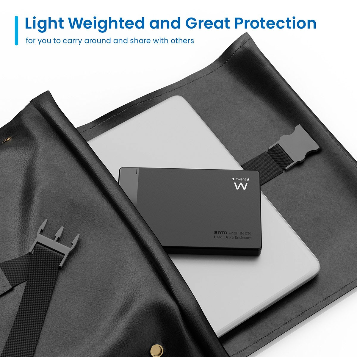 Una carcasa de disco duro negra está sobre una laptop dentro de una funda negra. El texto dice 'Ligero y gran protección'.