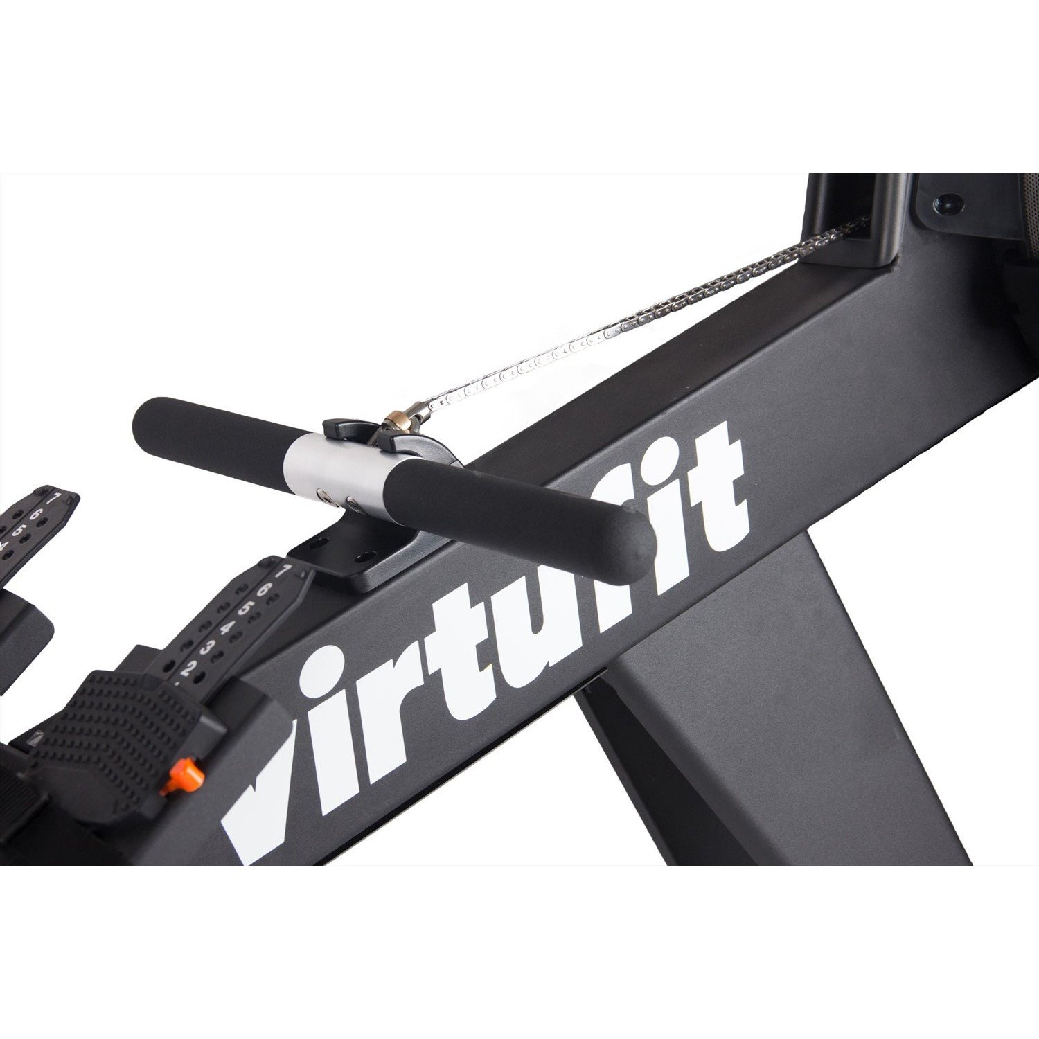Schwarzes Rudergerät mit VirtuFit-Logo, Kette und Griff. Zahlen an der Seite. Silberne und schwarze Details.