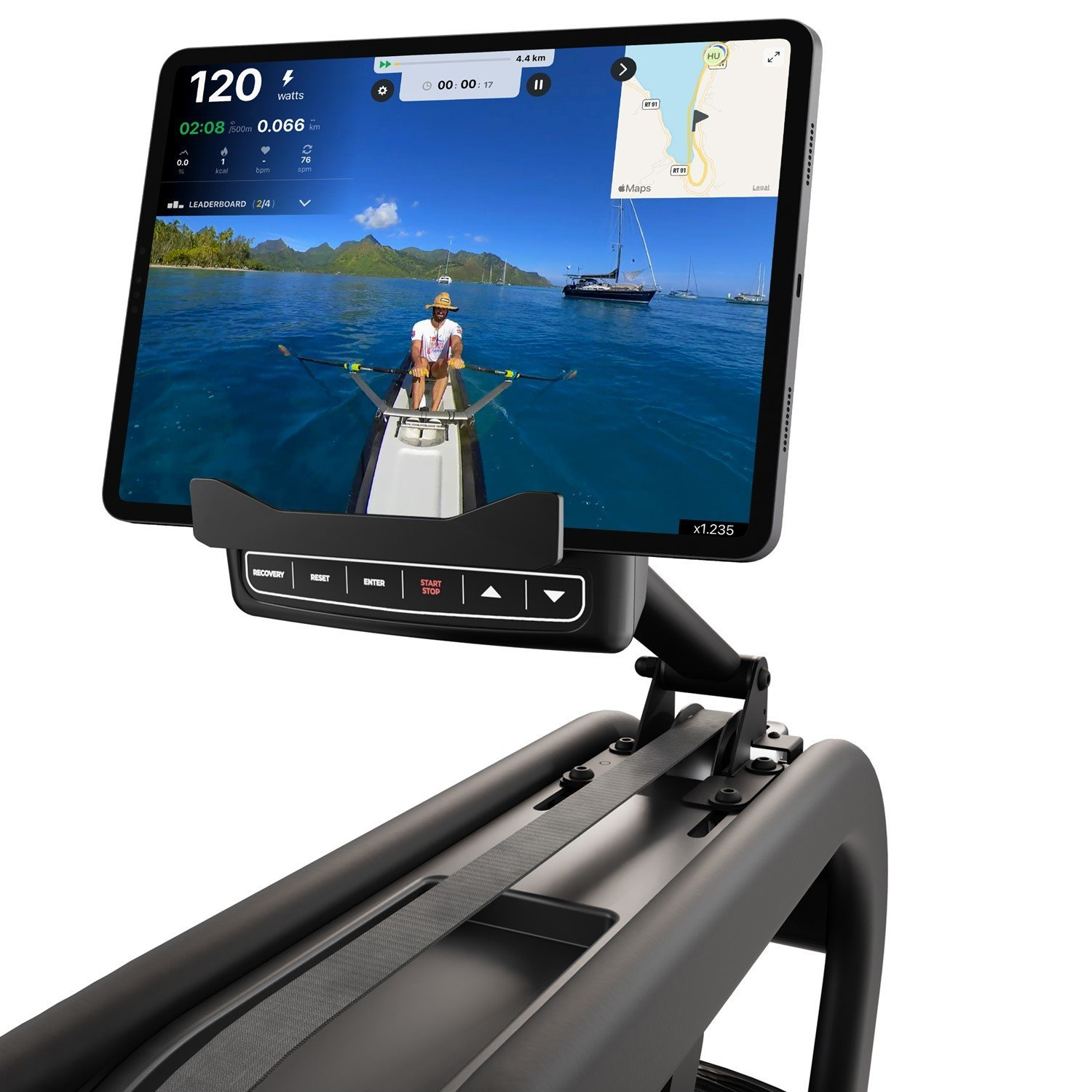 Rudergerät mit Tablet, das einen Ruderer auf dem Wasser zeigt. Der Bildschirm zeigt Statistiken und eine Karte. Die Maschine ist schwarz und modern.
