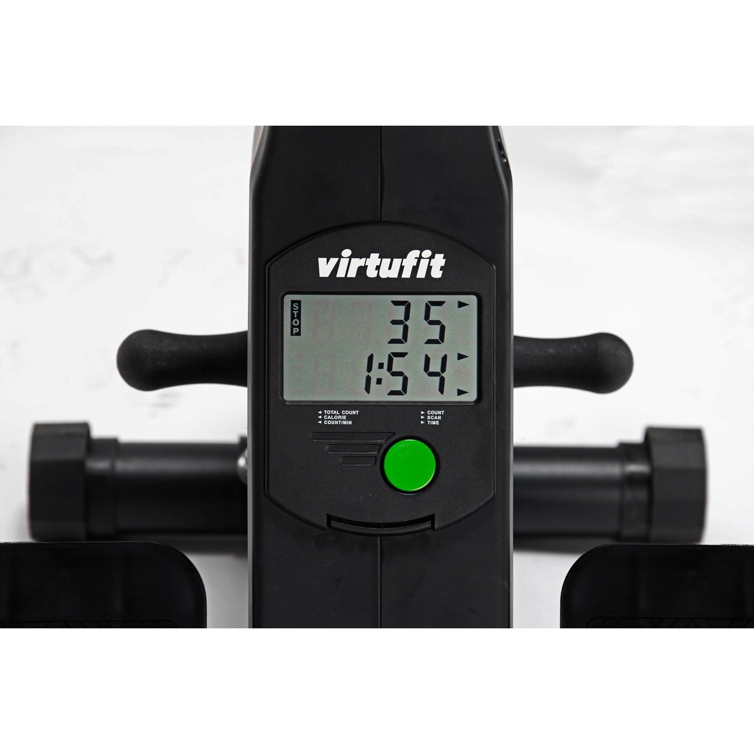 Display nero della macchina per vogare con logo 'virtufit', mostra tempo e conteggio. Pulsante verde presente. Maniglie e telaio neri visibili.