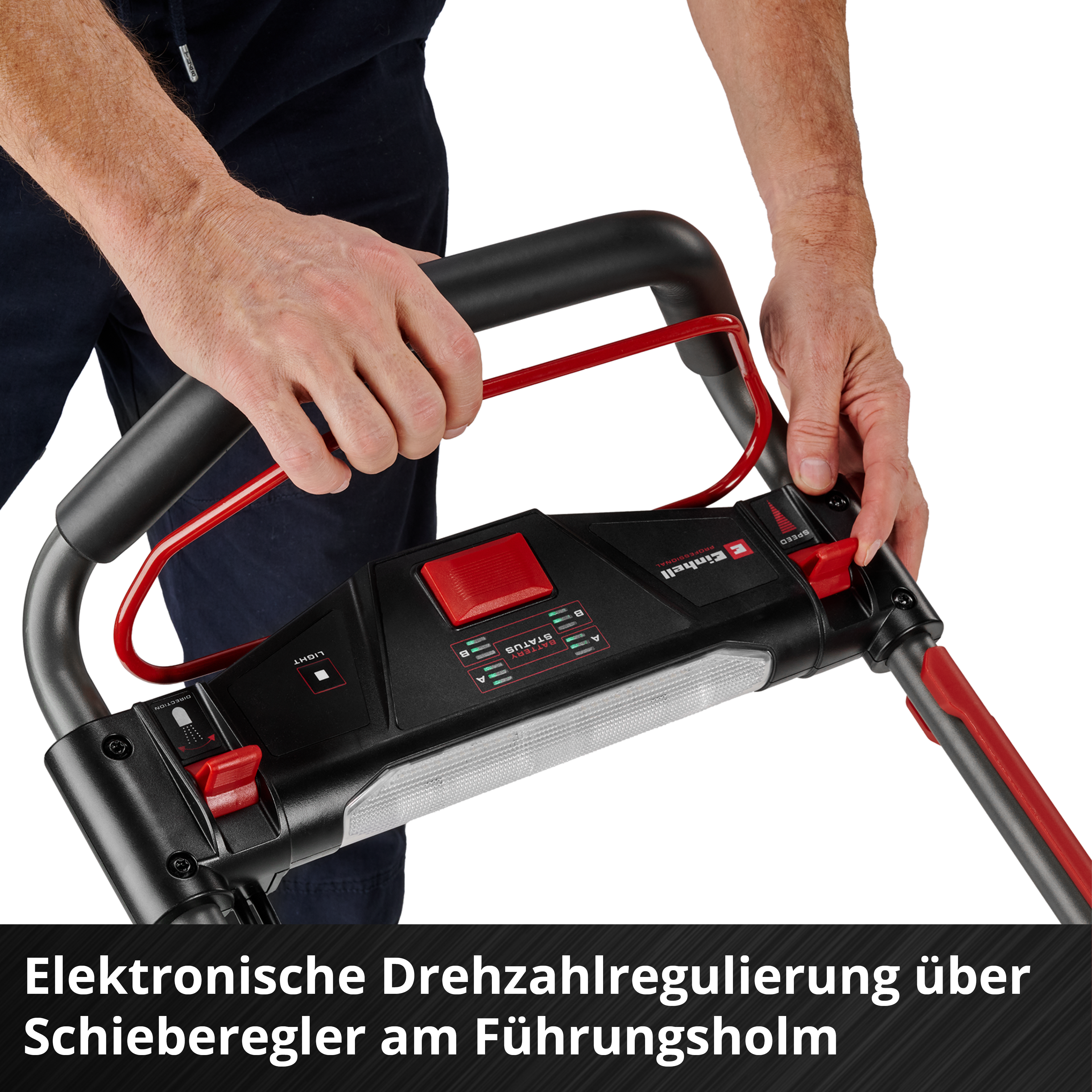 Eine Person hält ein schwarzes Elektrowerkzeug mit roten Akzenten. Das Werkzeug hat Knöpfe und eine Geschwindigkeitsregelung.