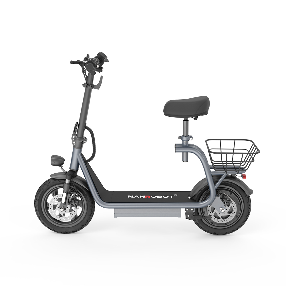 Szary skuter elektryczny z siedzeniem i koszem na białym tle. Widoczna jest nazwa marki.