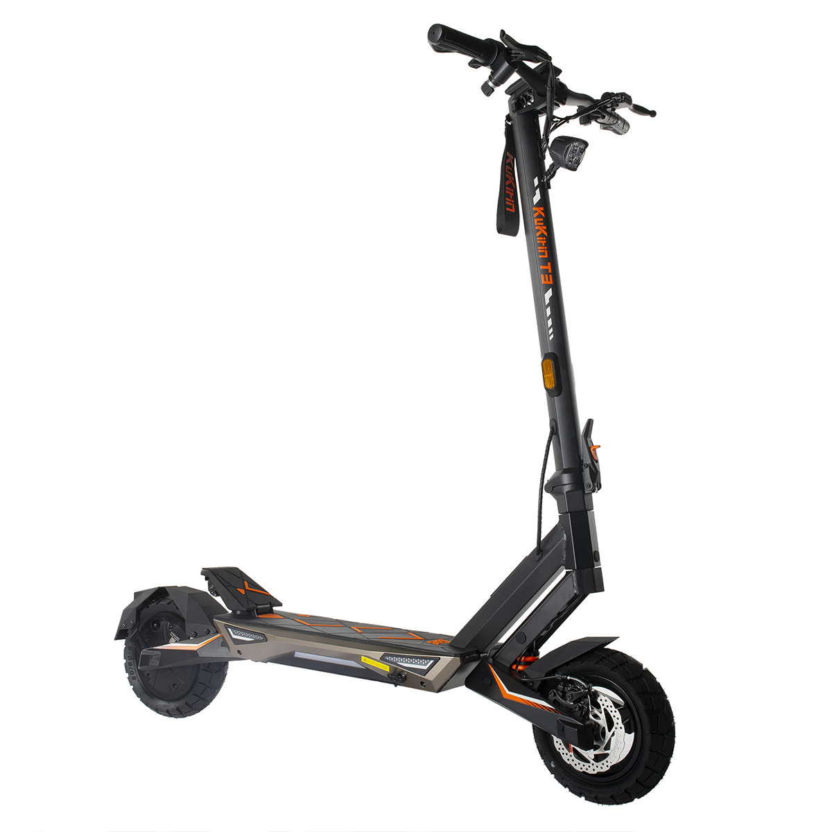 Czarna hulajnoga elektryczna z pomarańczowymi akcentami. Hulajnoga jest na białym tle. Ma kierownicę, podest i koła.