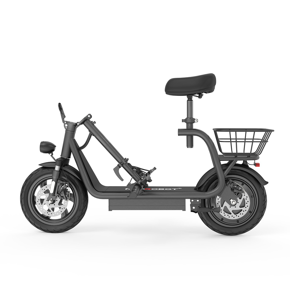 Czarny skuter elektryczny z siedzeniem, koszem i reflektorem na białym tle.