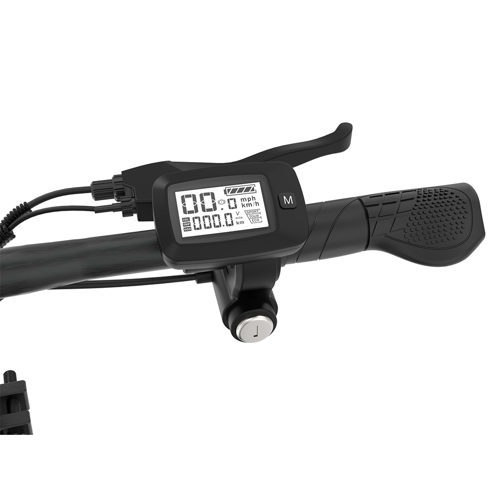 Zbliżenie kierownicy roweru elektrycznego. Wyświetlacz pokazuje prędkość i baterię. Uchwyty są czarne. Dźwignia hamulca po lewej.