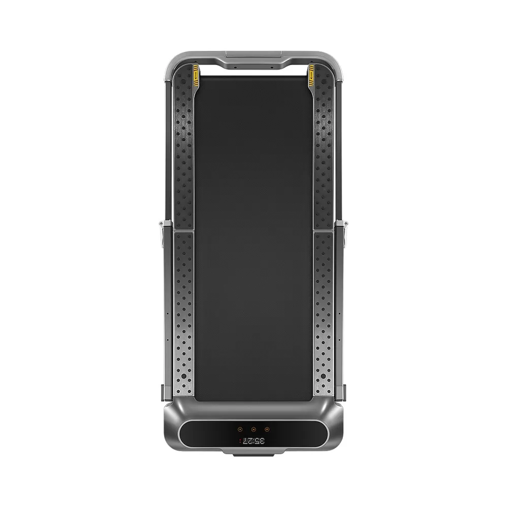 Una cinta de correr gris con superficie de carrera negra. Tiene una pantalla digital y raíles laterales perforados. El fondo es blanco.