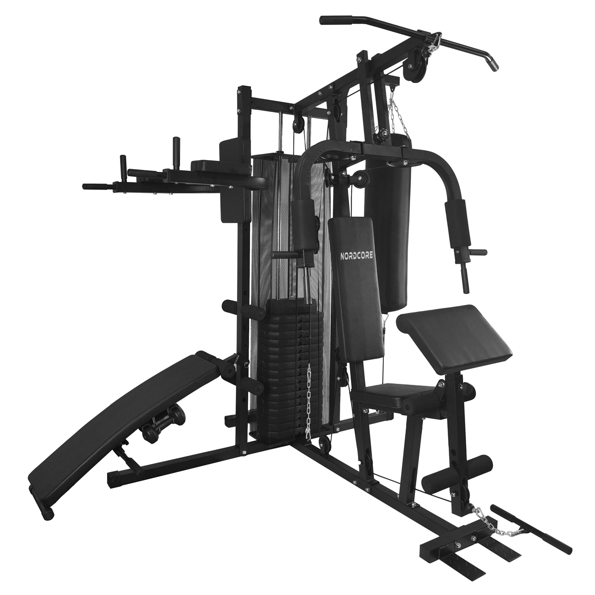 Ein schwarzes Multi-Gym-Gerät mit verschiedenen Trainingsstationen, darunter eine Bank, Klimmzugstange und Gewichtsblock. Der Markenname 'Nordcore' ist sichtbar.