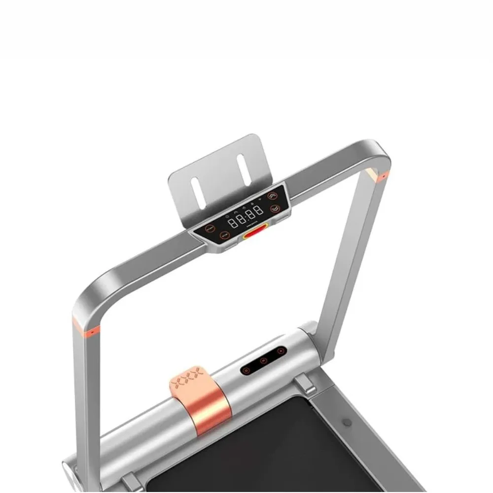 Zbliżenie bieżni. Ma srebrną ramę, cyfrowy wyświetlacz z liczbami i miedziany akcent.