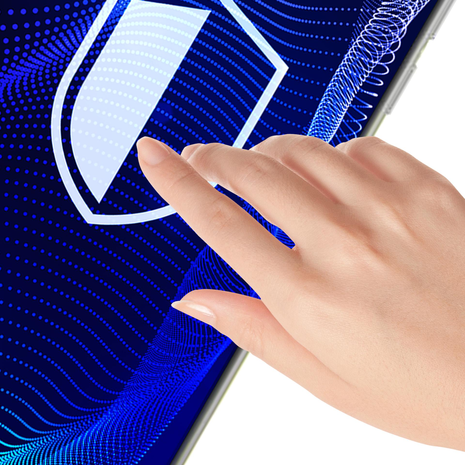 Una mano tocca uno schermo con un'icona a scudo. Lo sfondo presenta punti blu e linee bianche.