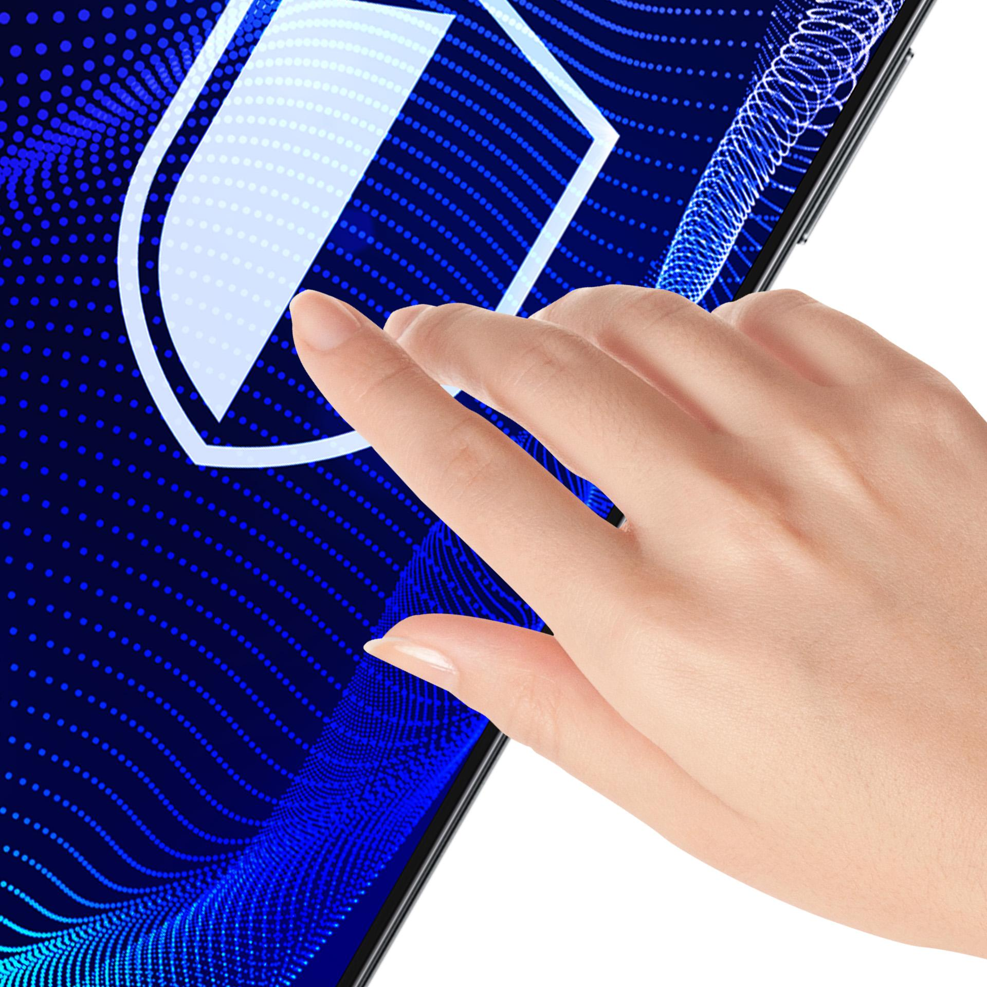 Ręka dotykająca ekranu tabletu z ikoną tarczy i niebieskim, kropkowanym, falistym tłem.