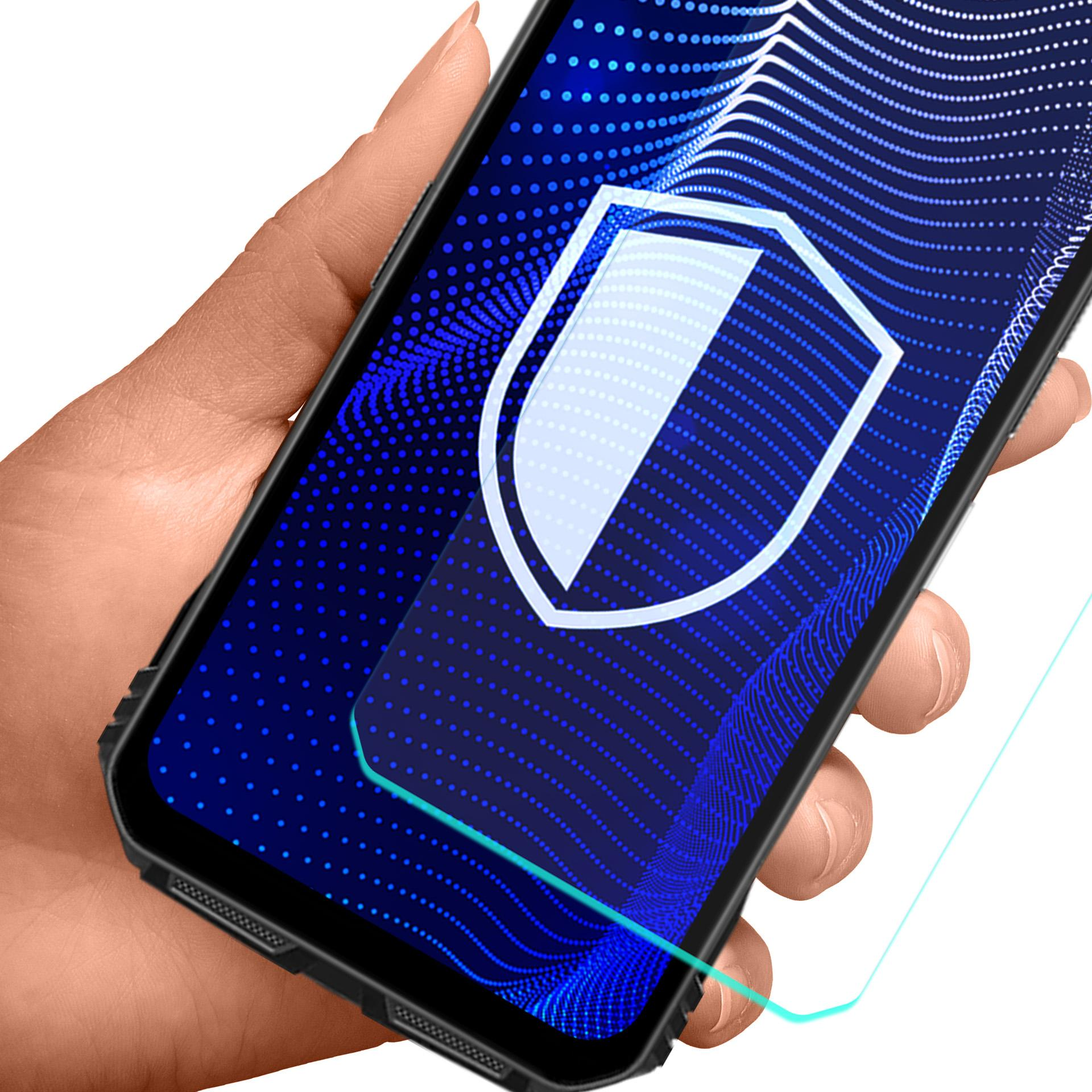 Dłoń trzymająca telefon z grafiką tarczy na ekranie, niebieskie tło z kropkami.