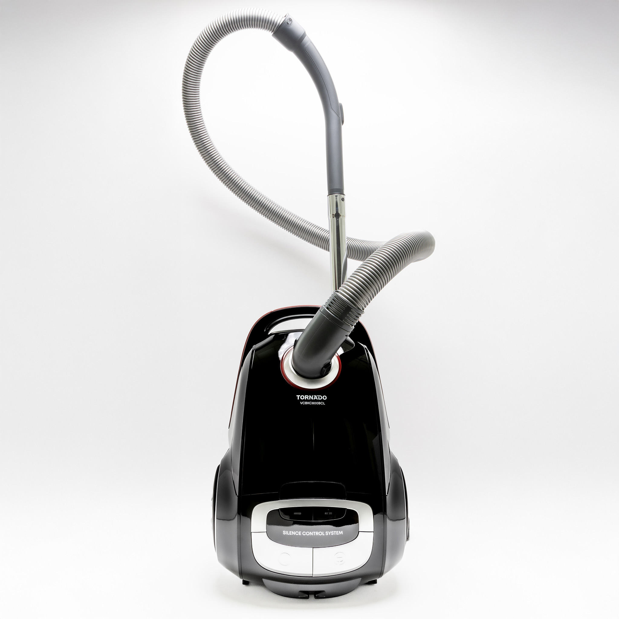 Czarny odkurzacz Tornado na białym tle. Ma szary wąż i srebrną rurę.