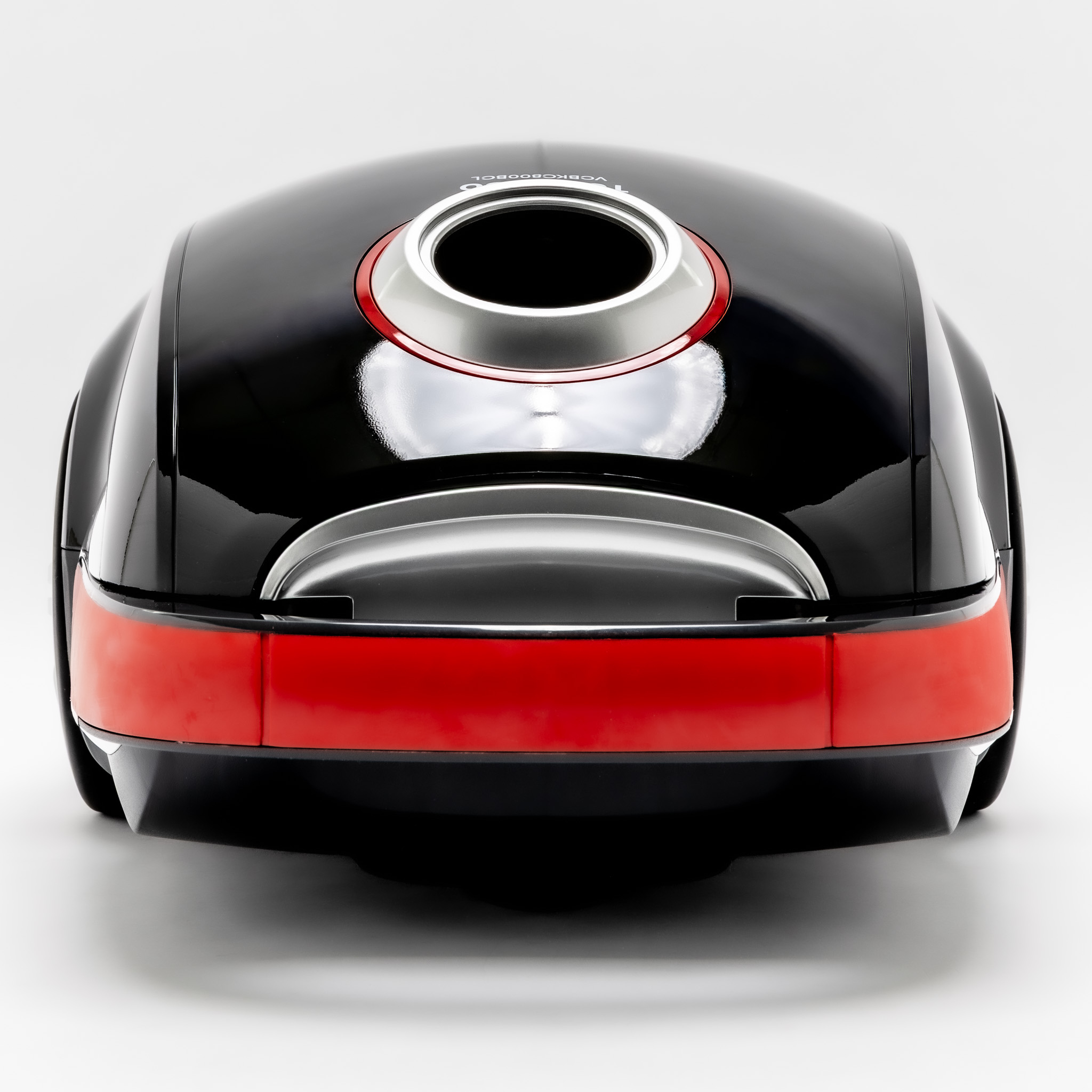 Czarny odkurzacz z czerwonymi akcentami, metalowym pierścieniem i uchwytem na białym tle.