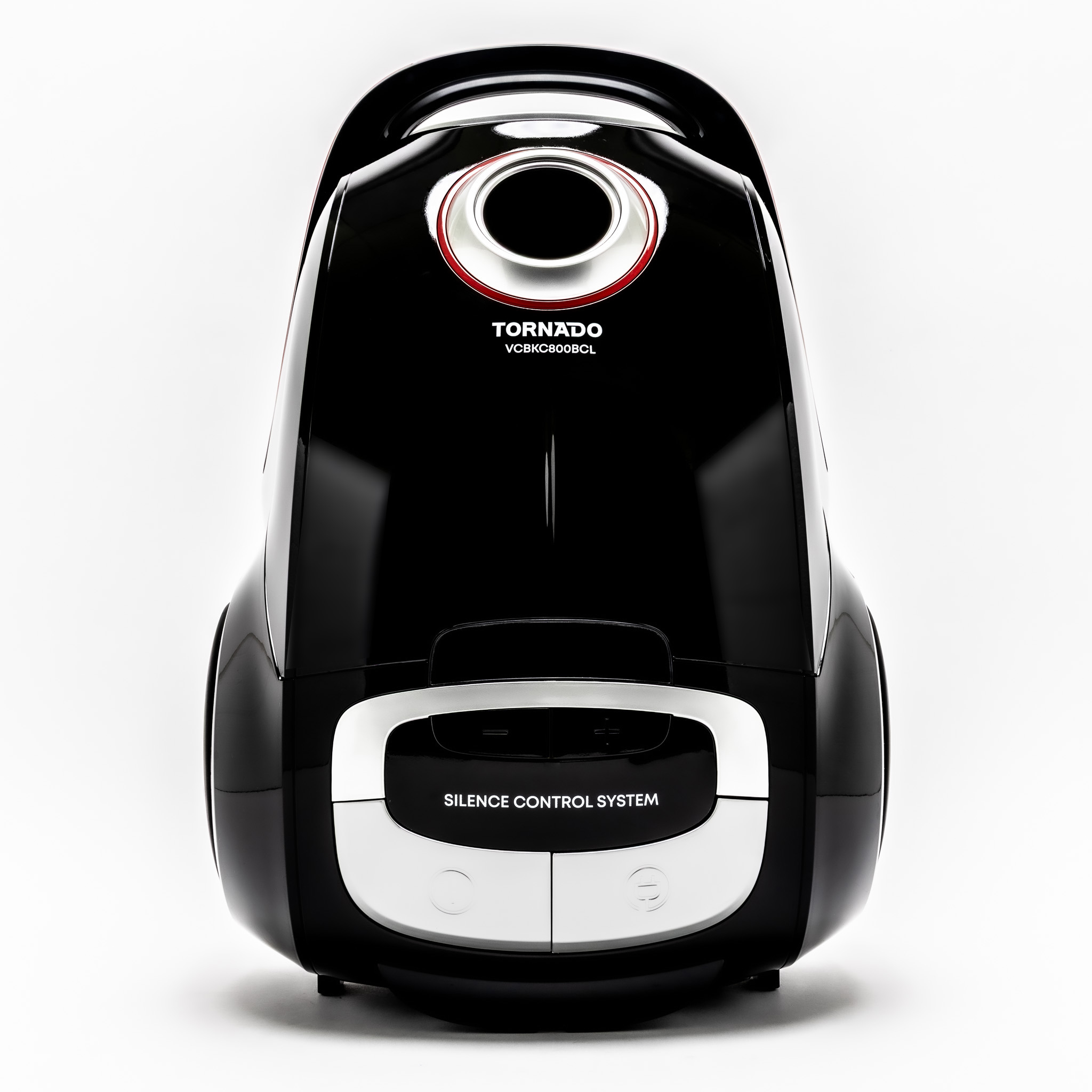 Czarny odkurzacz Tornado na białym tle. Ma czerwone i srebrne wykończenia oraz napis 'Silence Control System'.