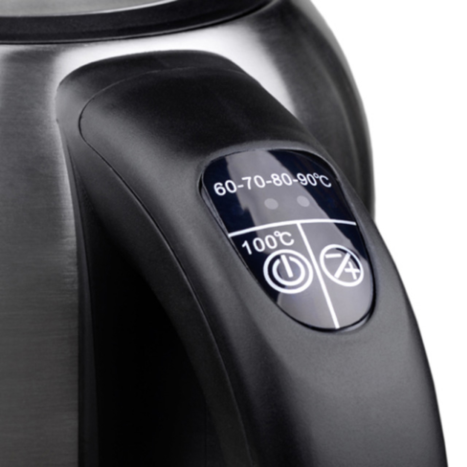Zbliżenie czarnego uchwytu czajnika elektrycznego z cyfrowym wyświetlaczem pokazującym ustawienia temperatury. Widoczny korpus ze stali nierdzewnej.