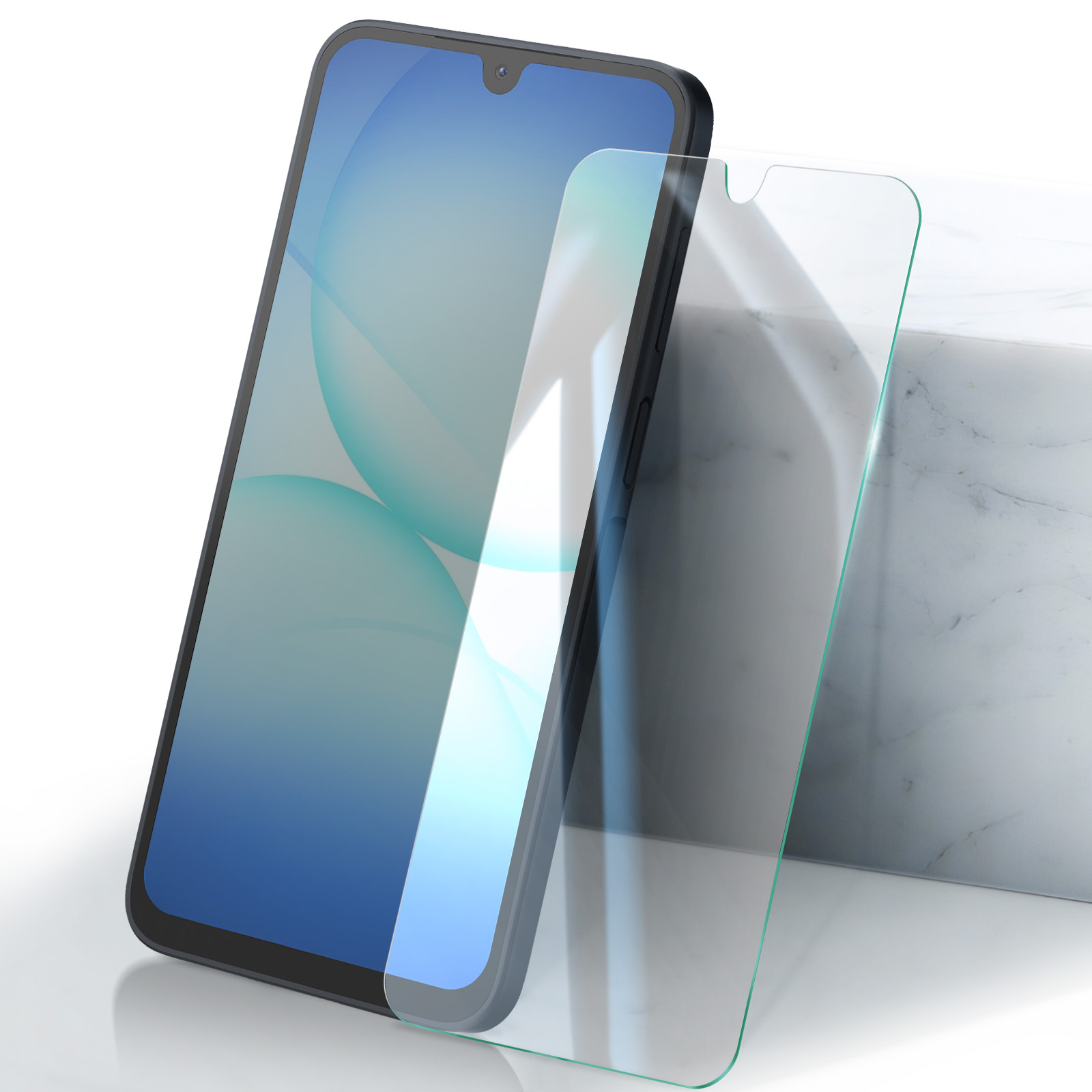 Un smartphone avec un protecteur d'écran à côté. Le téléphone a un écran bleu et est sur une surface blanche.