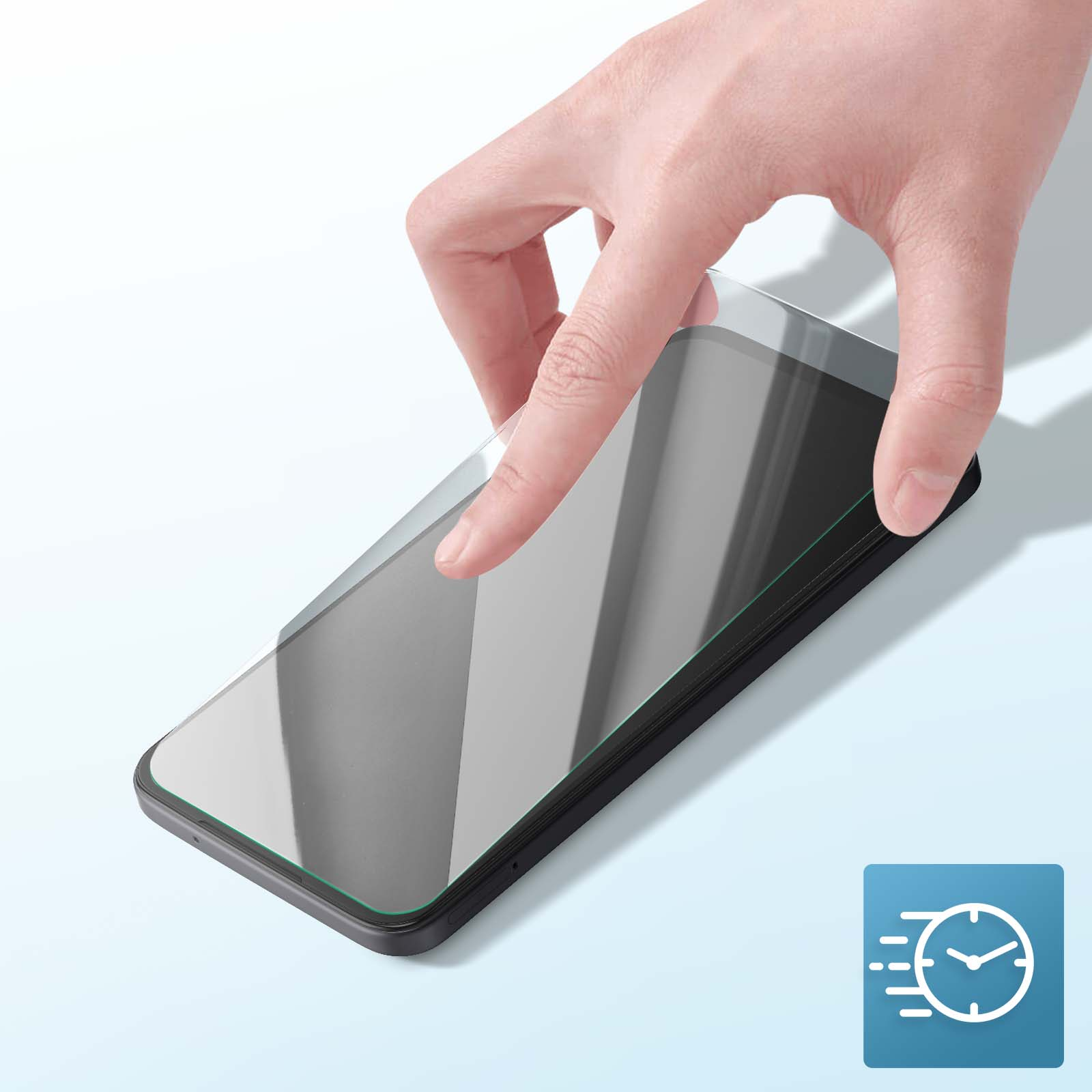 Main posant un protecteur d'écran en verre sur un smartphone noir. Fond bleu et icône de temps.