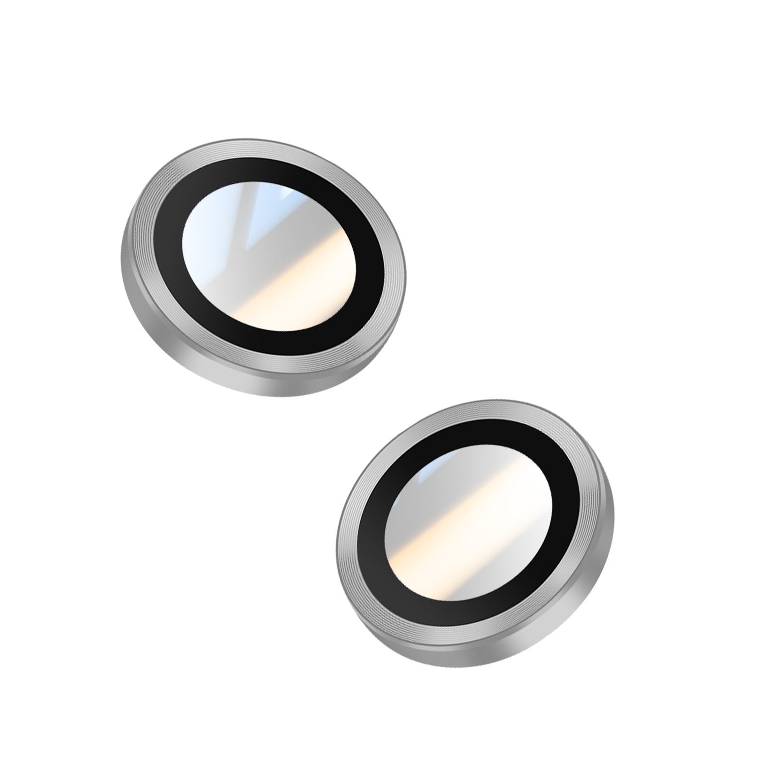 Twee metalen, cirkelvormige objecten met zwarte ringen en reflecterende oppervlakken, geïsoleerd op een witte achtergrond.