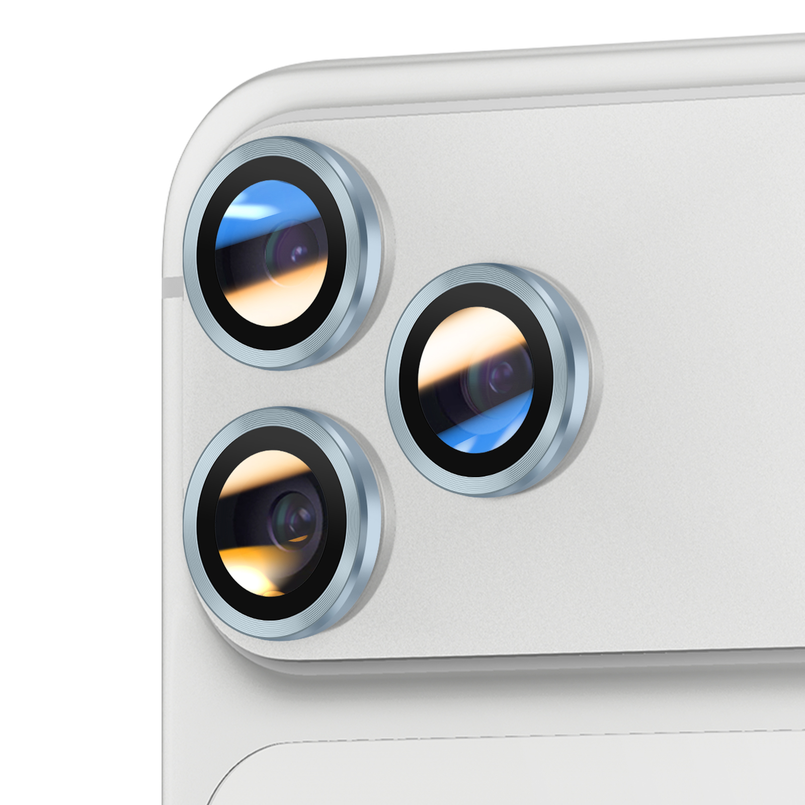 Gros plan du système de caméra à triple objectif d'un smartphone. Les lentilles ont des reflets bleus et dorés, sur fond blanc.