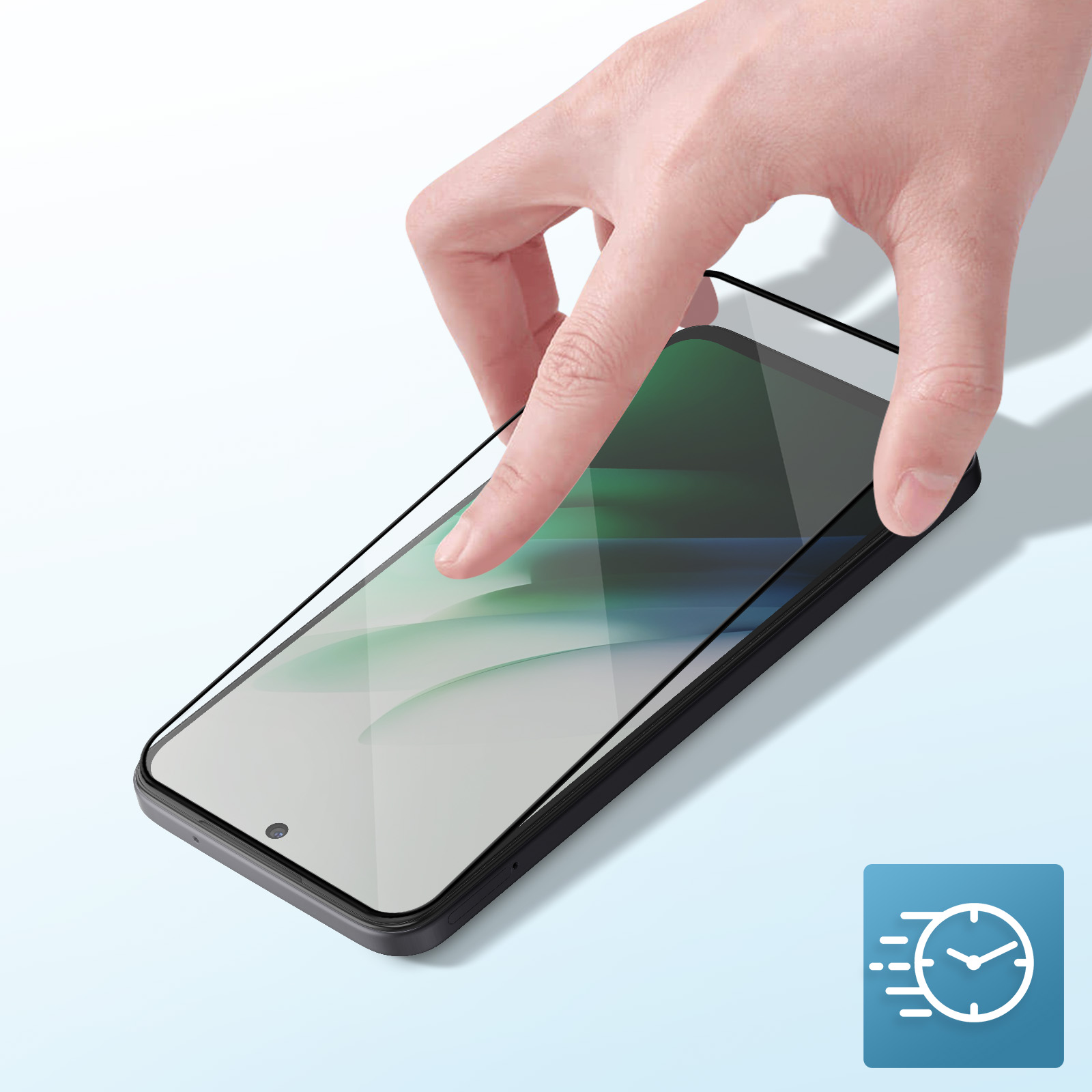 Una mano che applica una protezione per lo schermo su uno smartphone nero. Un'icona dell'orologio sullo sfondo.