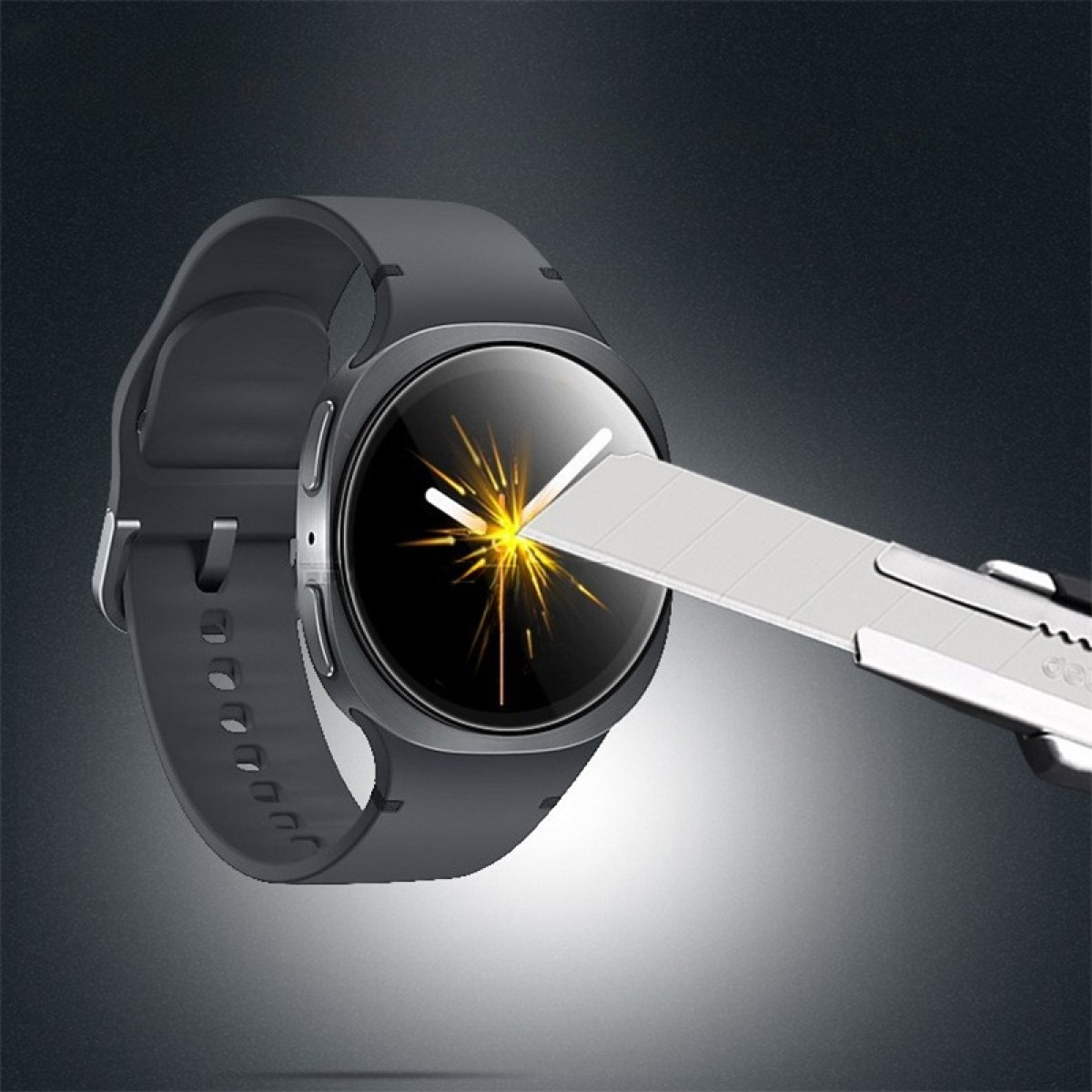 Uno smartwatch grigio viene tagliato con un taglierino. Il quadrante mostra un'esplosione di luce, a indicare durata.