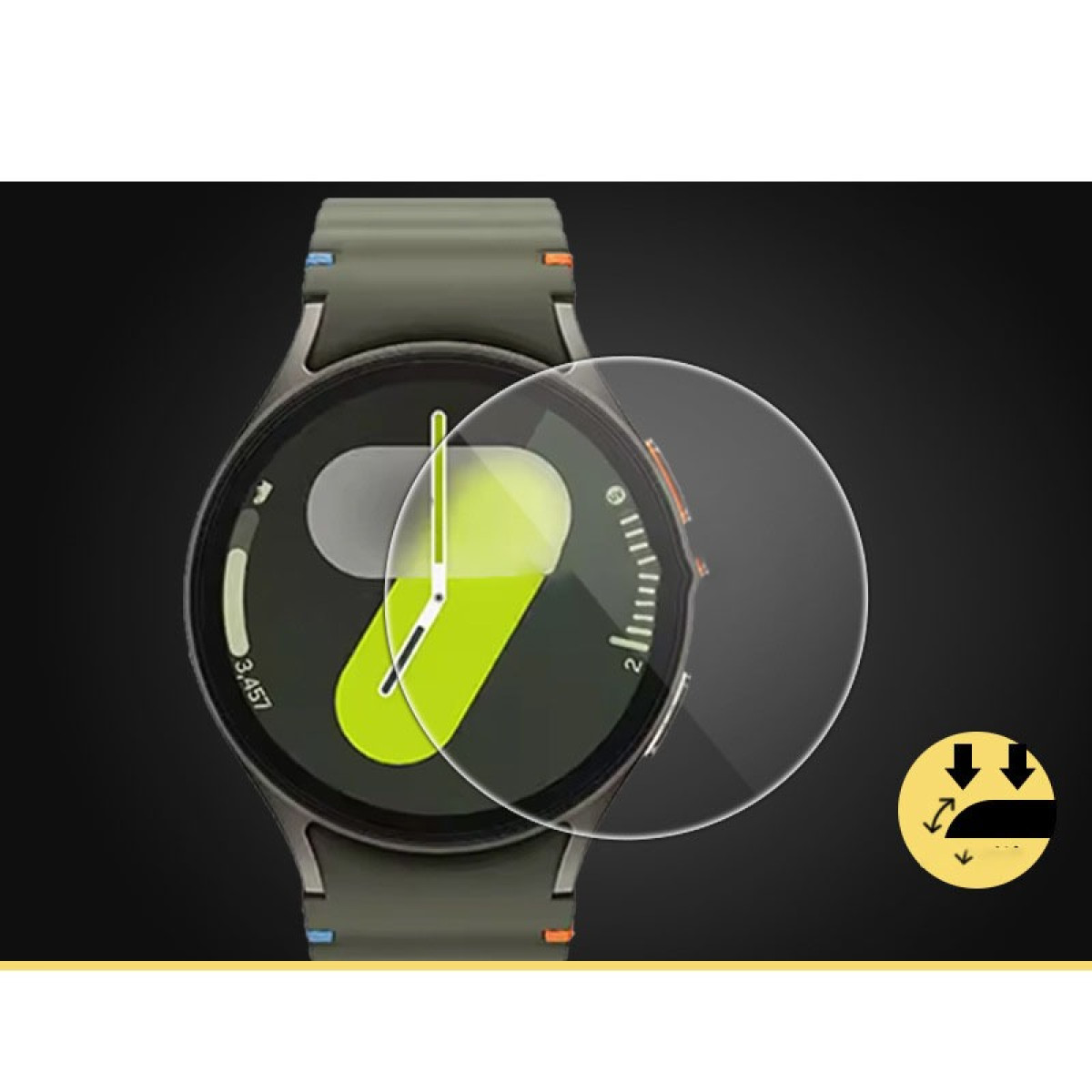 Uno smartwatch con una protezione per lo schermo. L'orologio ha un cinturino verde e un quadrante nero. Accanto ad esso c'è una protezione rotonda e trasparente.