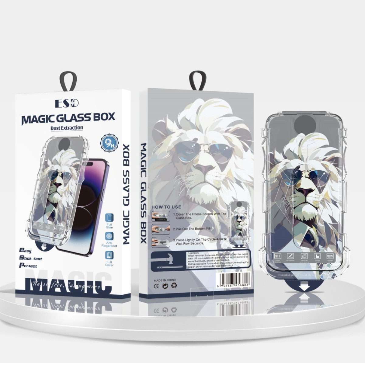 Tre protezioni schermo per telefono in scatole. Le scatole mostrano un leone con occhiali da sole. Testo: 'Magic Glass Box' e 'Dust Extraction'.
