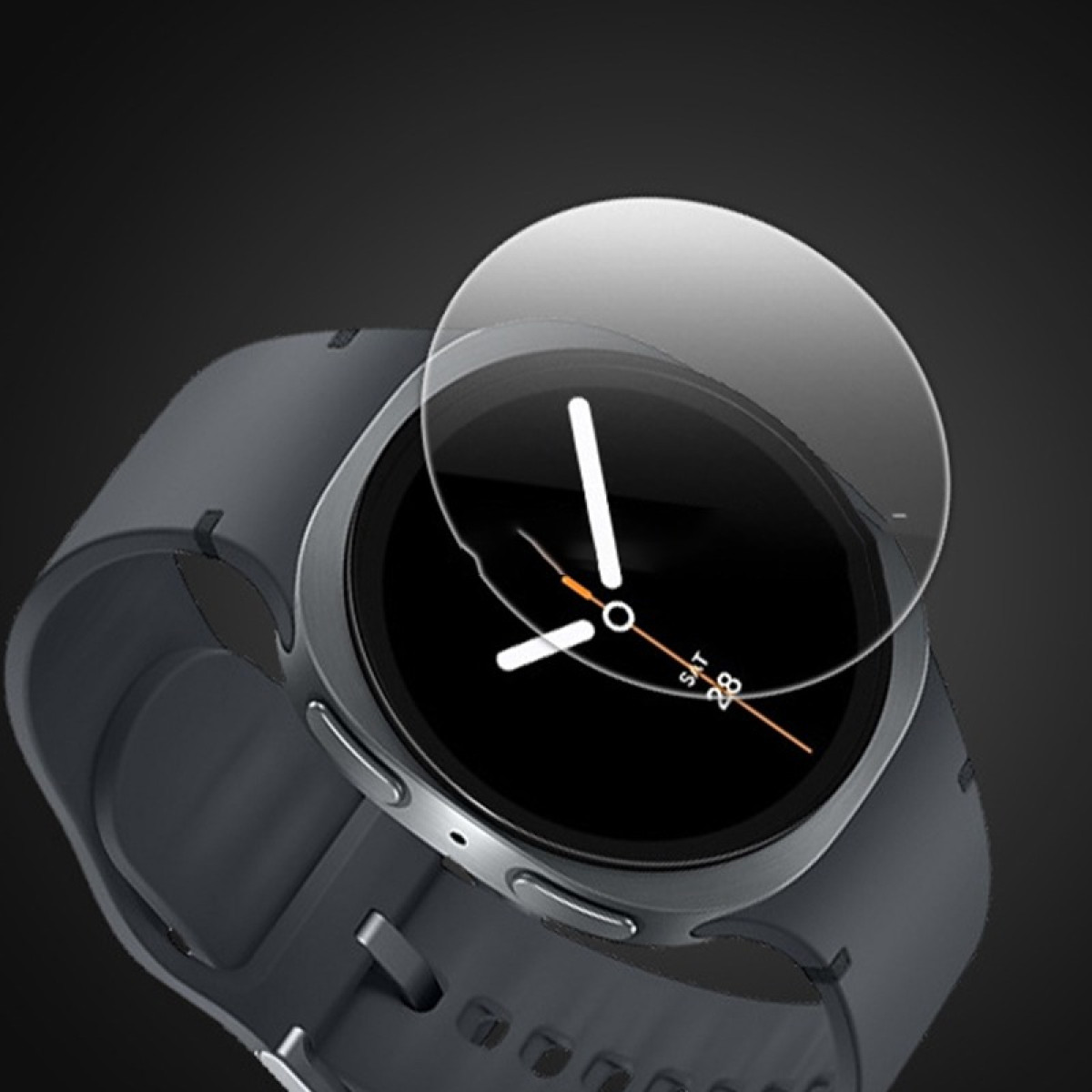 Uno smartwatch grigio con protezione schermo. L'orologio mostra l'ora, sabato 28. Lo sfondo è scuro.