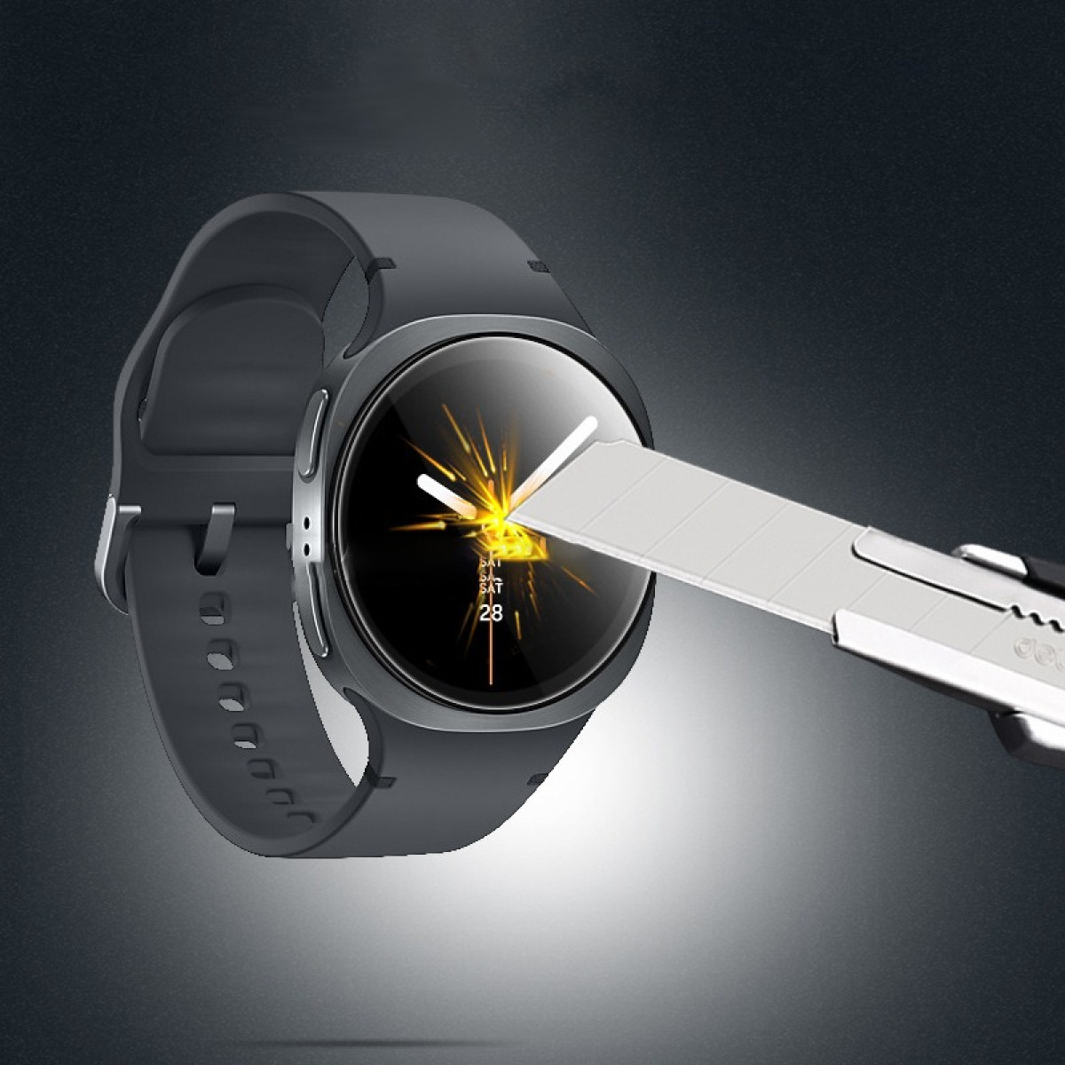Uno smartwatch grigio scuro viene tagliato con un taglierino. Il quadrante mostra ora, data e un design dorato. Sfondo scuro.