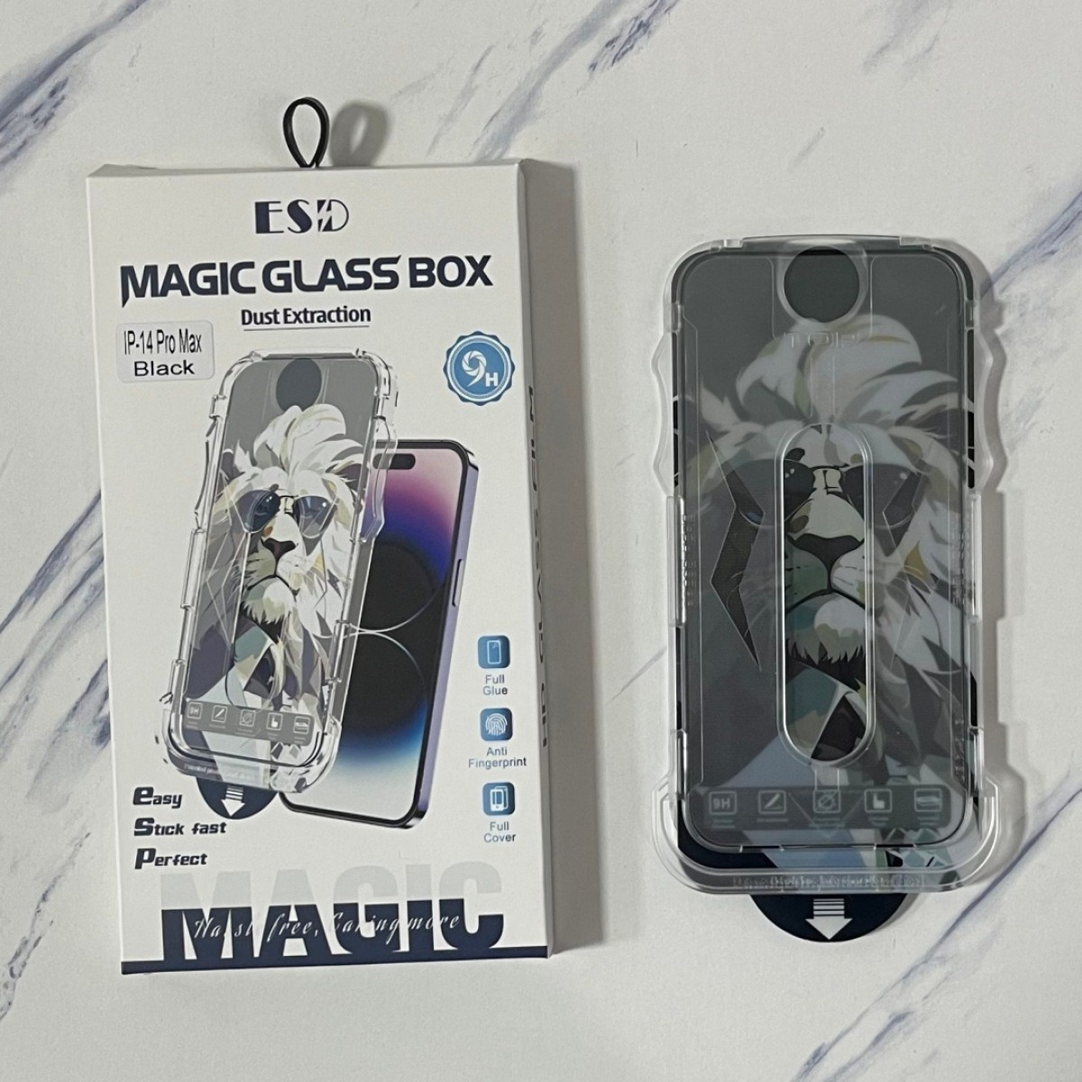 Una custodia e una scatola per telefono, entrambe con un design a leone, su una superficie bianca. La scatola dice 'Magic Glass Box'.