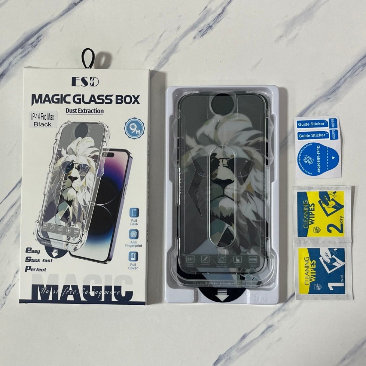 Un kit di protezione schermo per iPhone. Include una scatola, una protezione, salviette e adesivi. La protezione ha un design a leone.