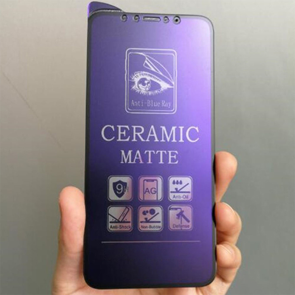 Una mano che tiene una protezione schermo viola per telefono. Dice 'Ceramic Matte' e 'Anti-Blue Ray'. Ha icone per le funzioni di protezione.