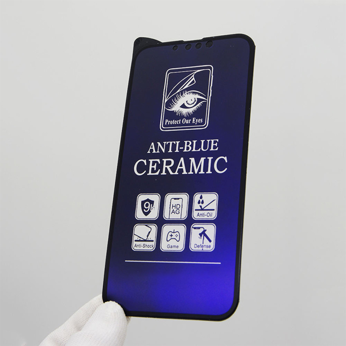 Un proteggi schermo blu tenuto da una mano guantata. Testo: 'Anti-Blue Ceramic' con icone delle funzioni di protezione.