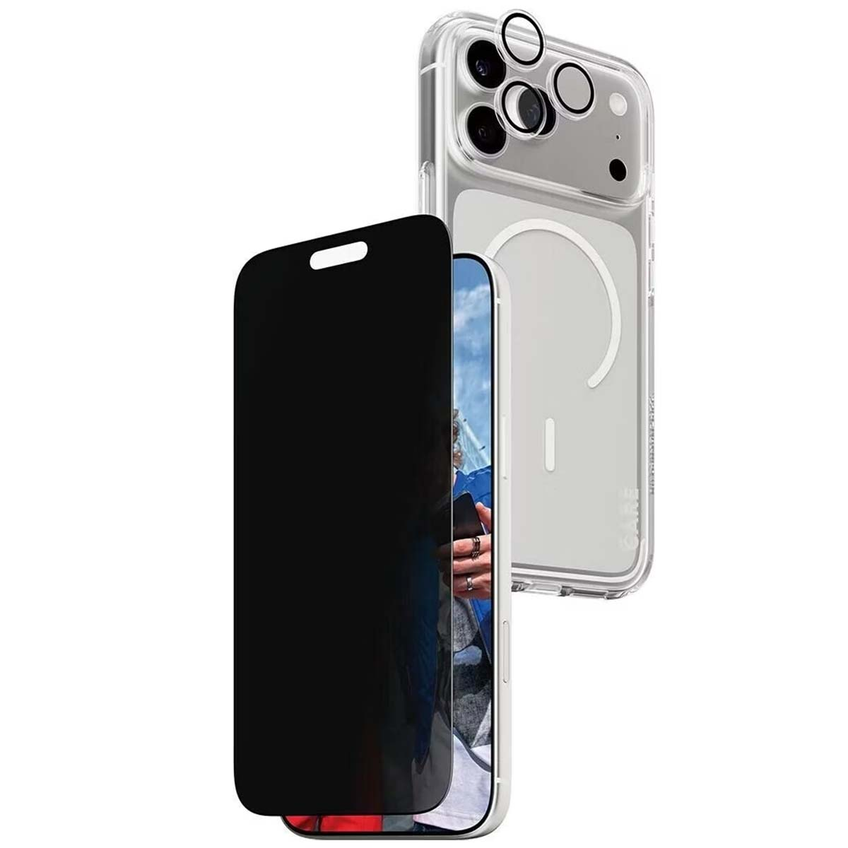 Een telefoon met een zwarte schermbeschermer staat naast een doorzichtige telefoonhoes. Het scherm toont een persoon.