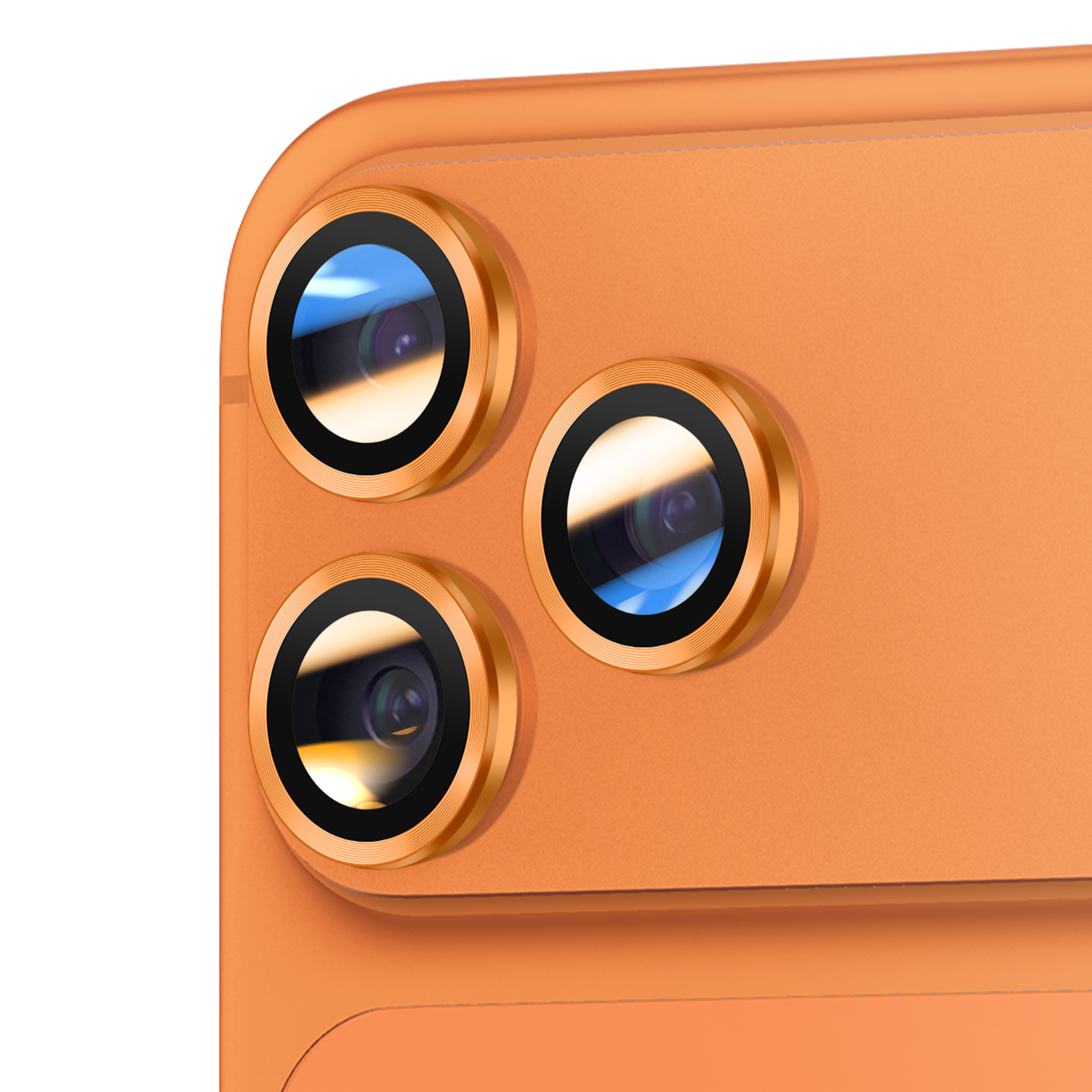 Gros plan du module caméra d'un téléphone avec trois lentilles. Le fond est orange. Les lentilles ont des bords dorés.