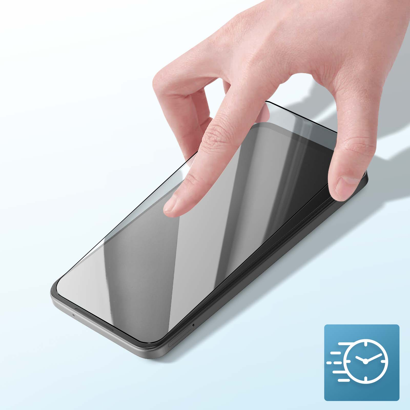 Mano che applica la protezione schermo su smartphone nero. Protezione trasparente. Sfondo azzurro.