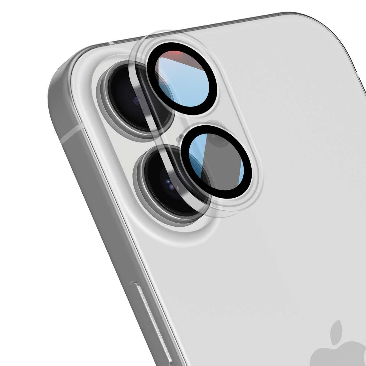 Een close-up van een zilveren iPhone met drie cameralenzen. Een heldere lensbeschermer bedekt de lenzen. Het Apple-logo is zichtbaar.
